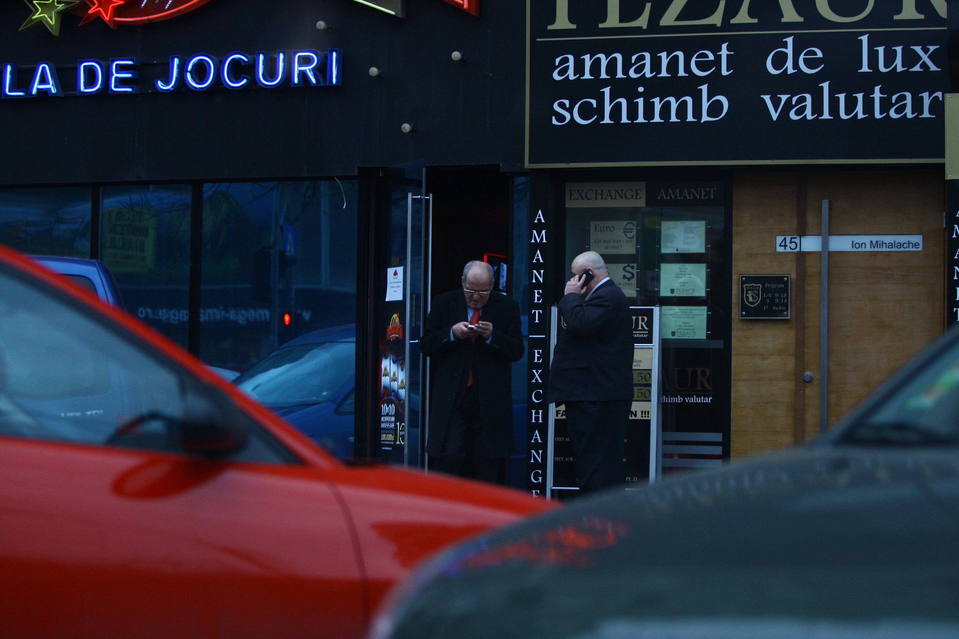 Artistul iese din cazino si vorbeste nervos la telefon