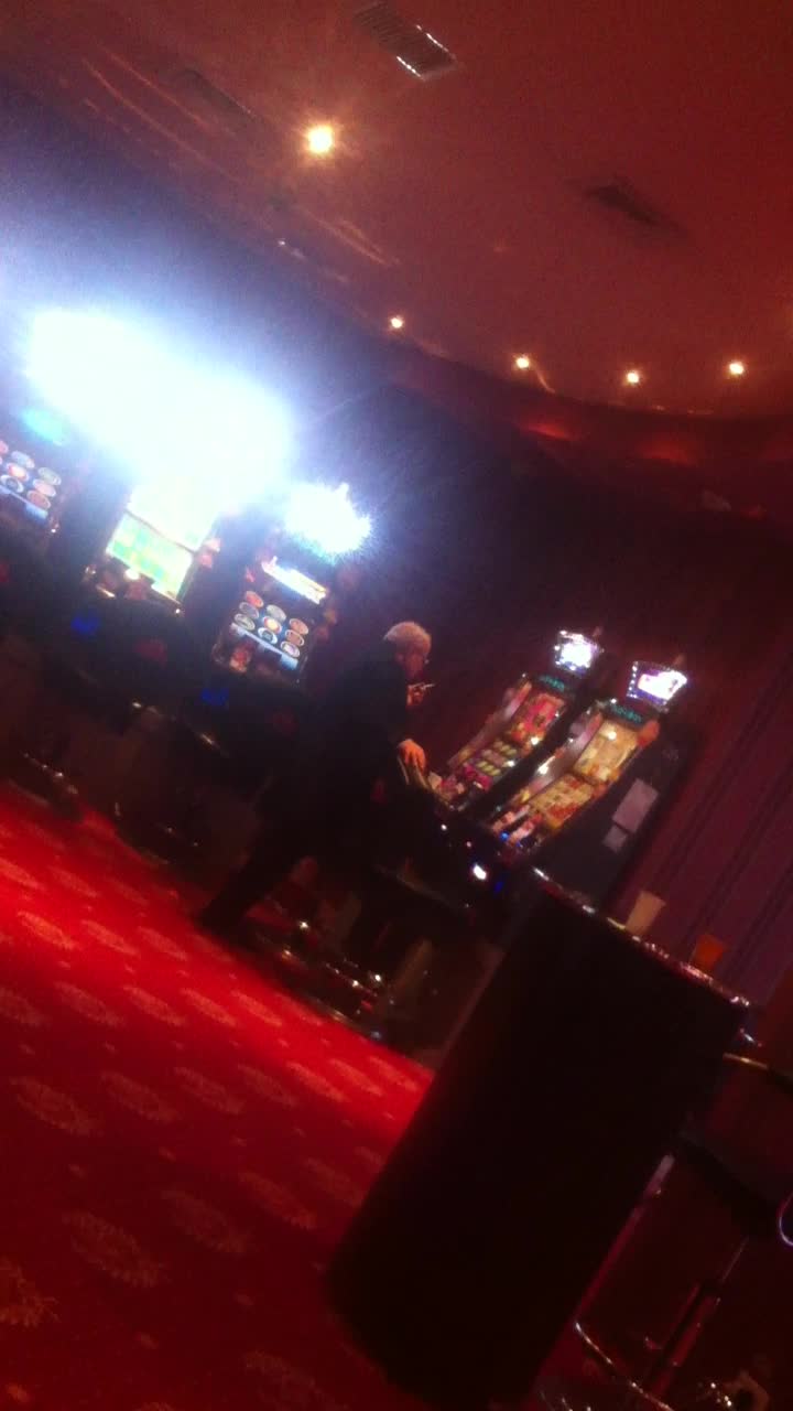 Desi nu a castigat absolut nimic, lautarul nu s-a dat pierdut cu una, cu doua si a mai bagat cateva milioane in aparate