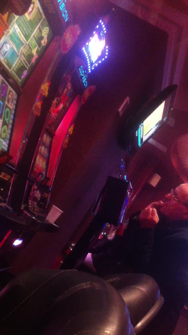 Dupa jumatate de ora in care a pierdut toti bani investiti, lautarul s-a ridicat de pe scaun de nervi