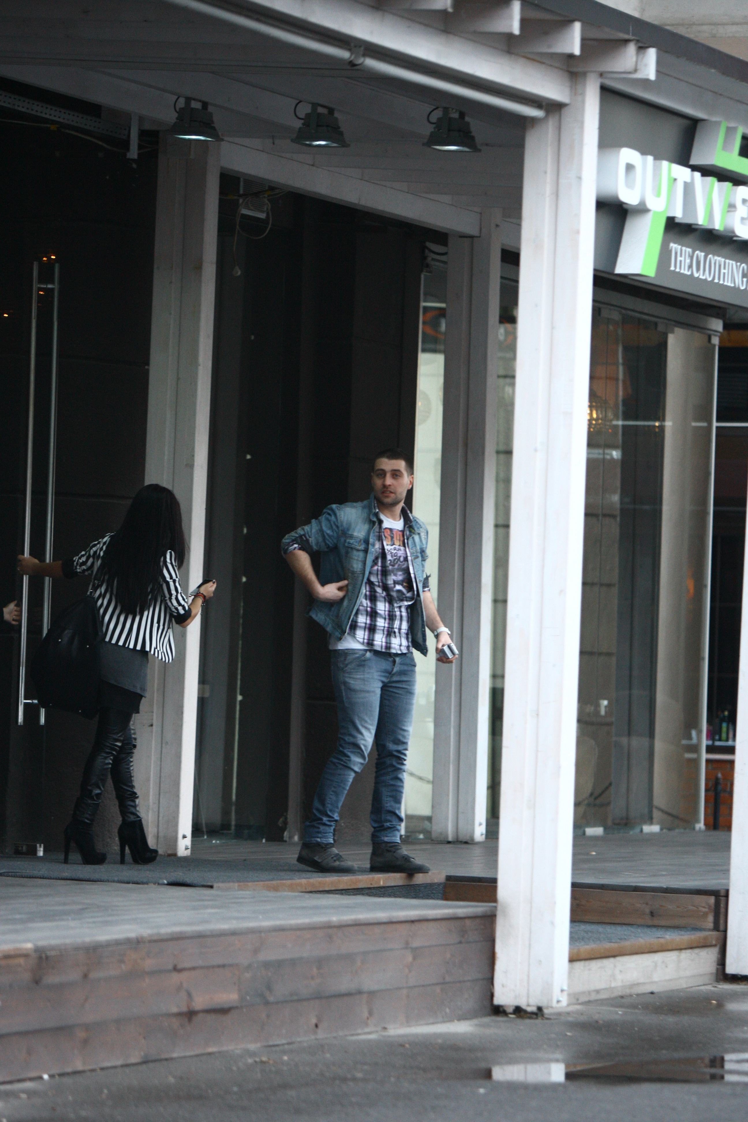 Iubitul artistei iese din cafenea alaturi de cele doua domnisoare