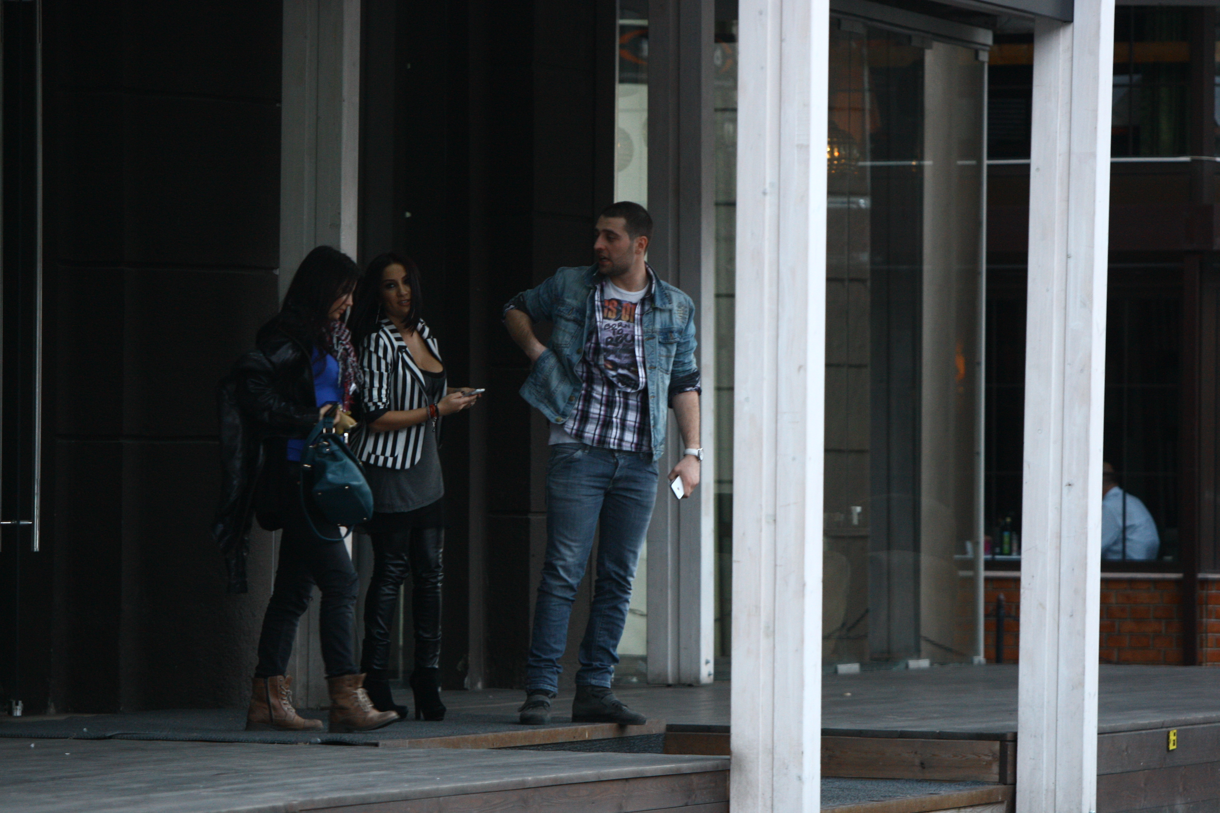 Cele doua fete sunt incantate de prezenta lui Dragos