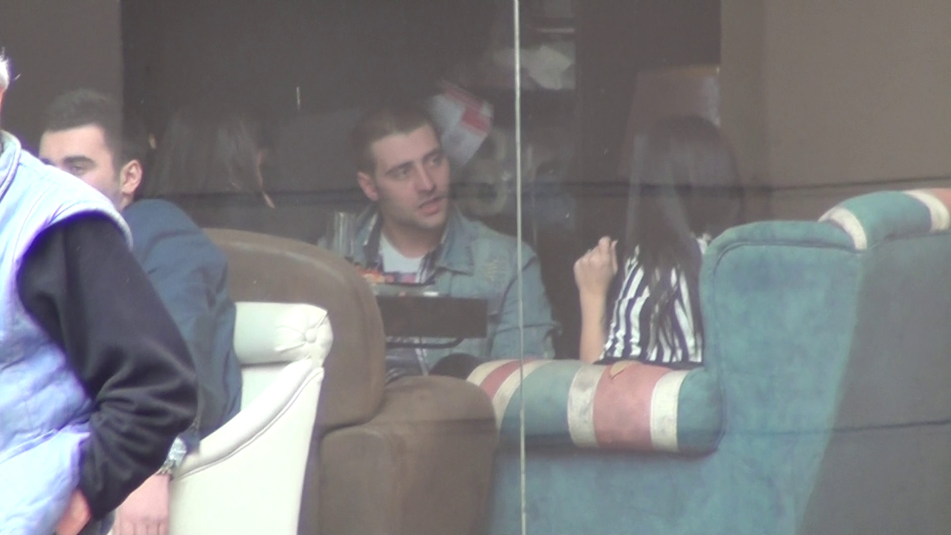 Barbatul pare foarte absorbit de discutia cu bruneta, gesticuland si razand incontinuu