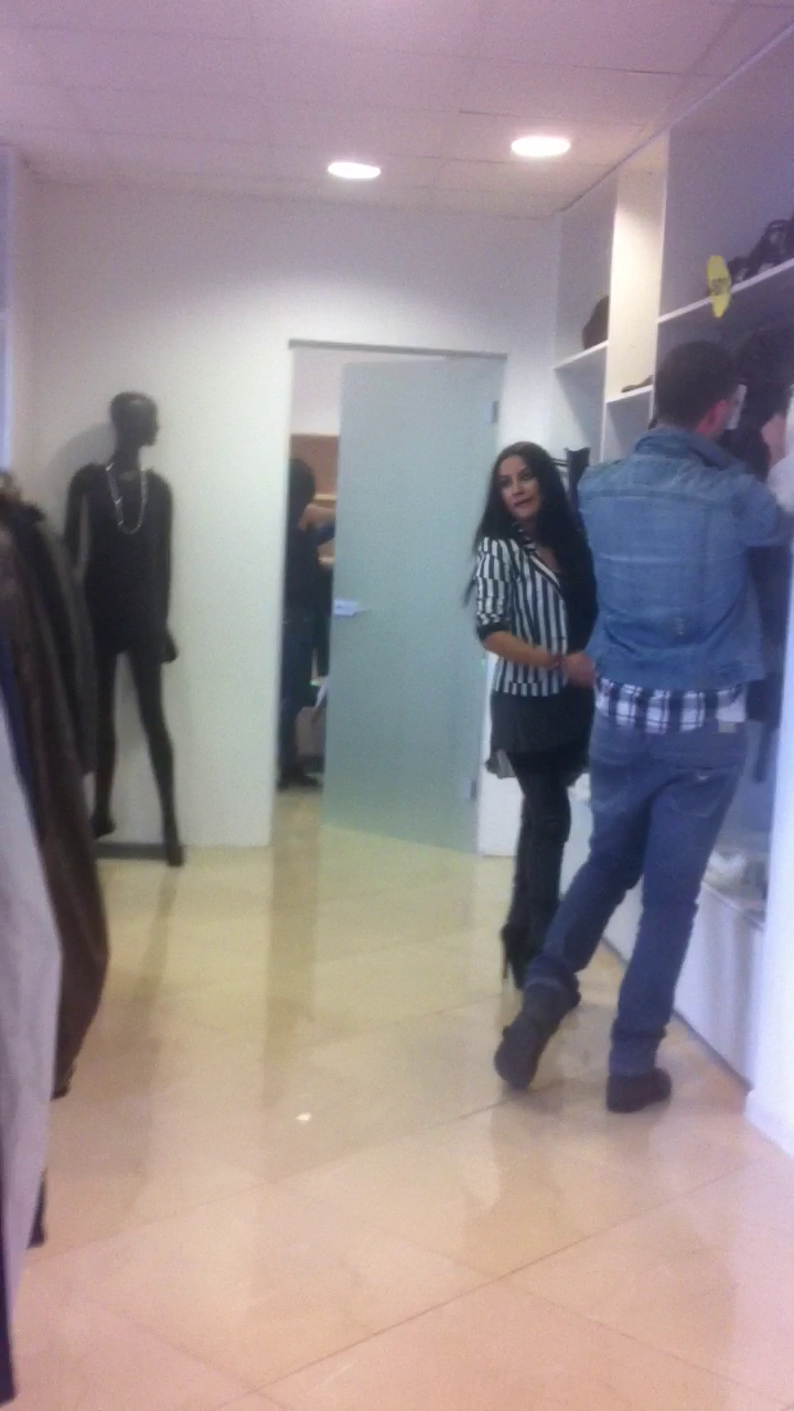 Barbatul le-a invitat pe fete in magazinul lui de haine, pentru ca acestea sa testeze marfa