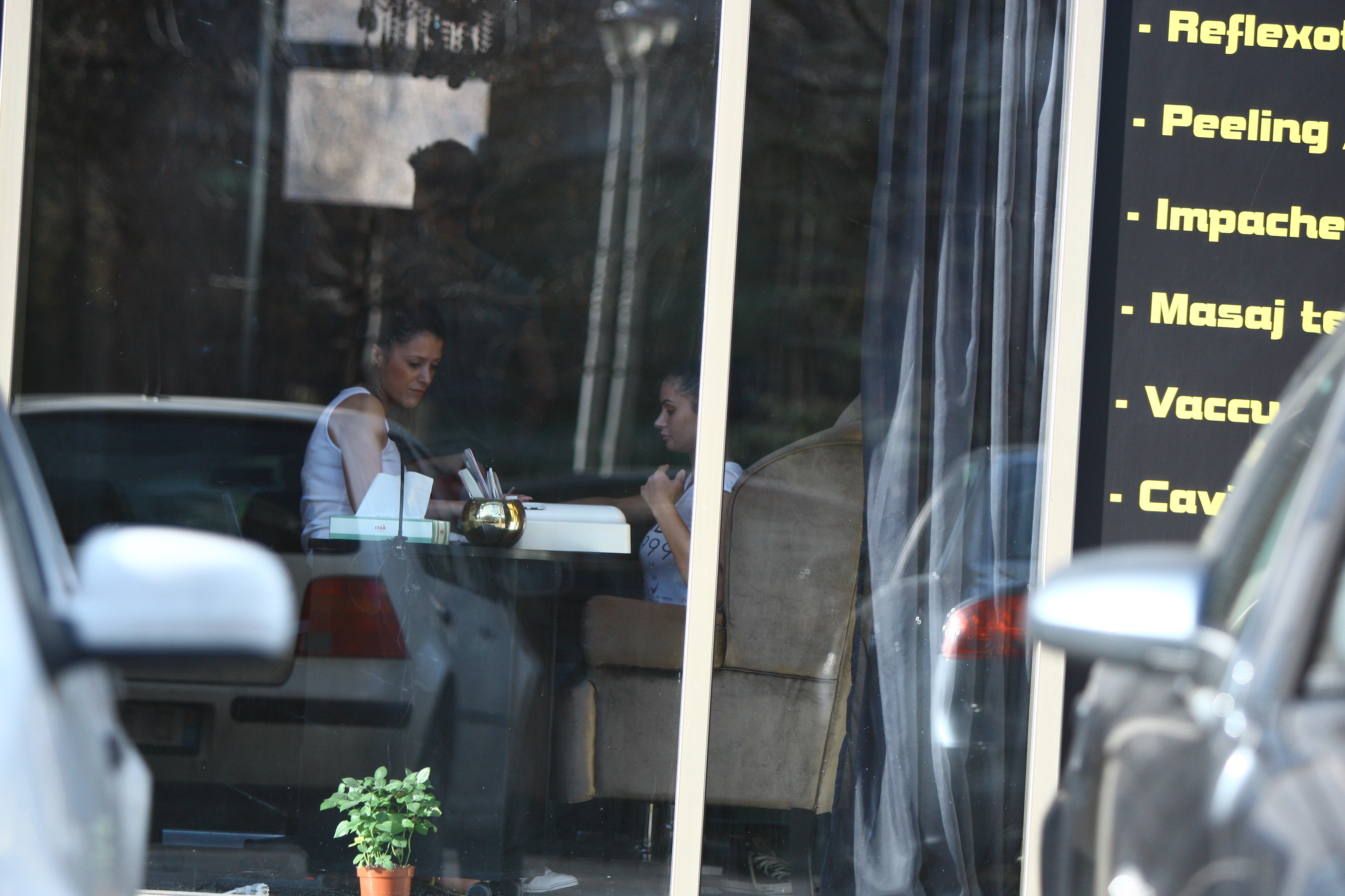 Raluca merge de doua ori pe saptamana pentru a-si face manichiura