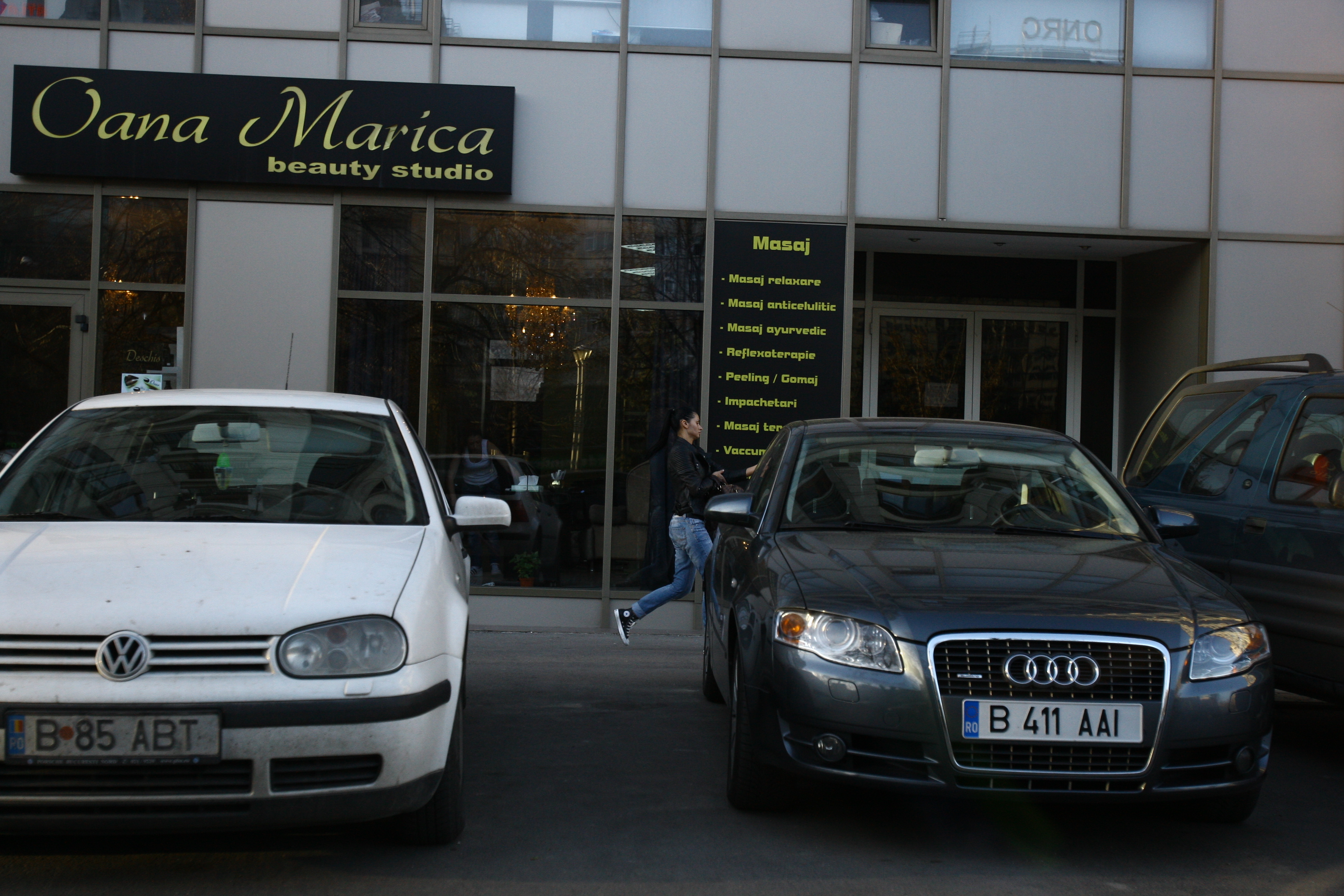 Imediat ce a terminat , Raluca fuge repede spre masina