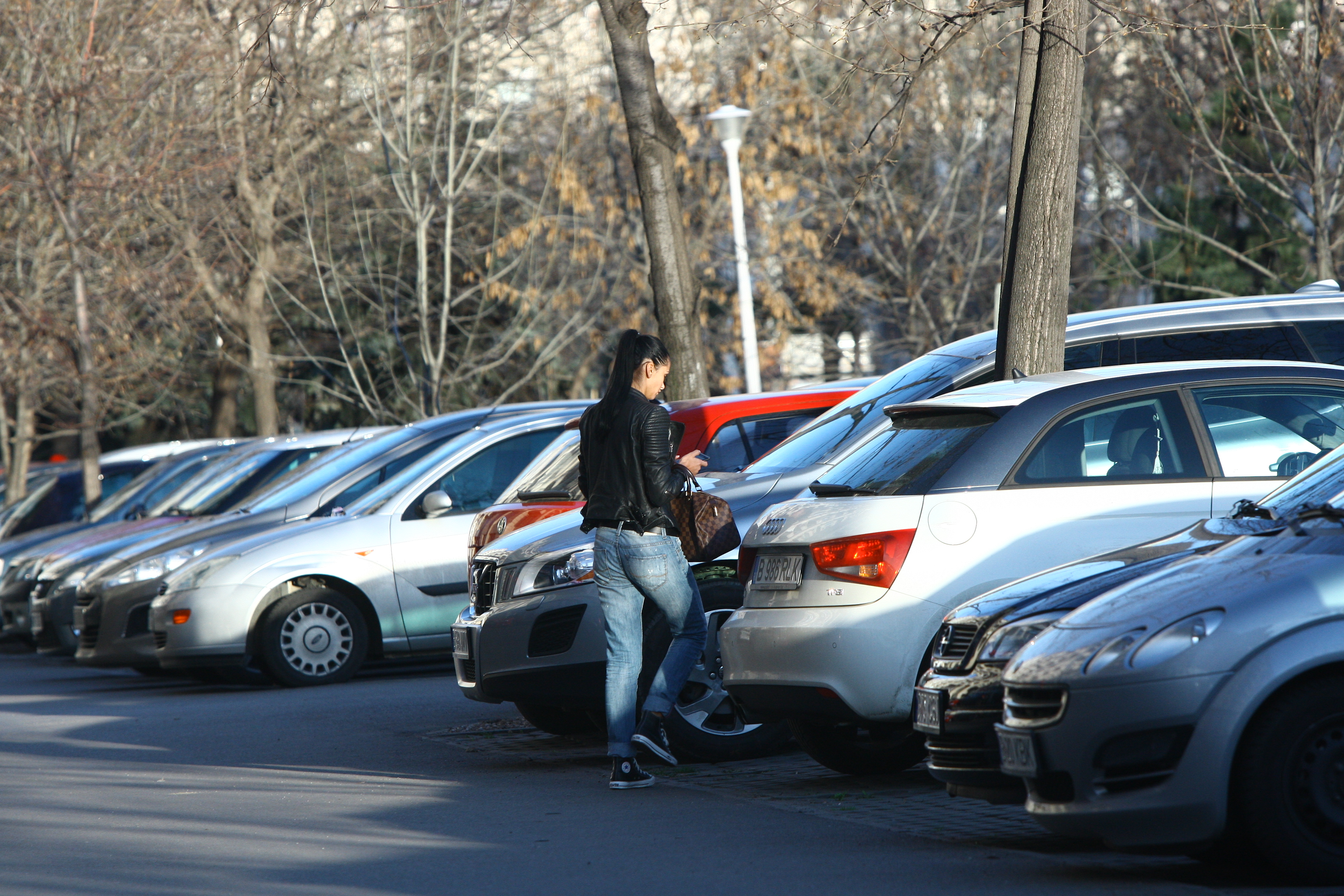 Tanara urca in masina si demareaza spre casa