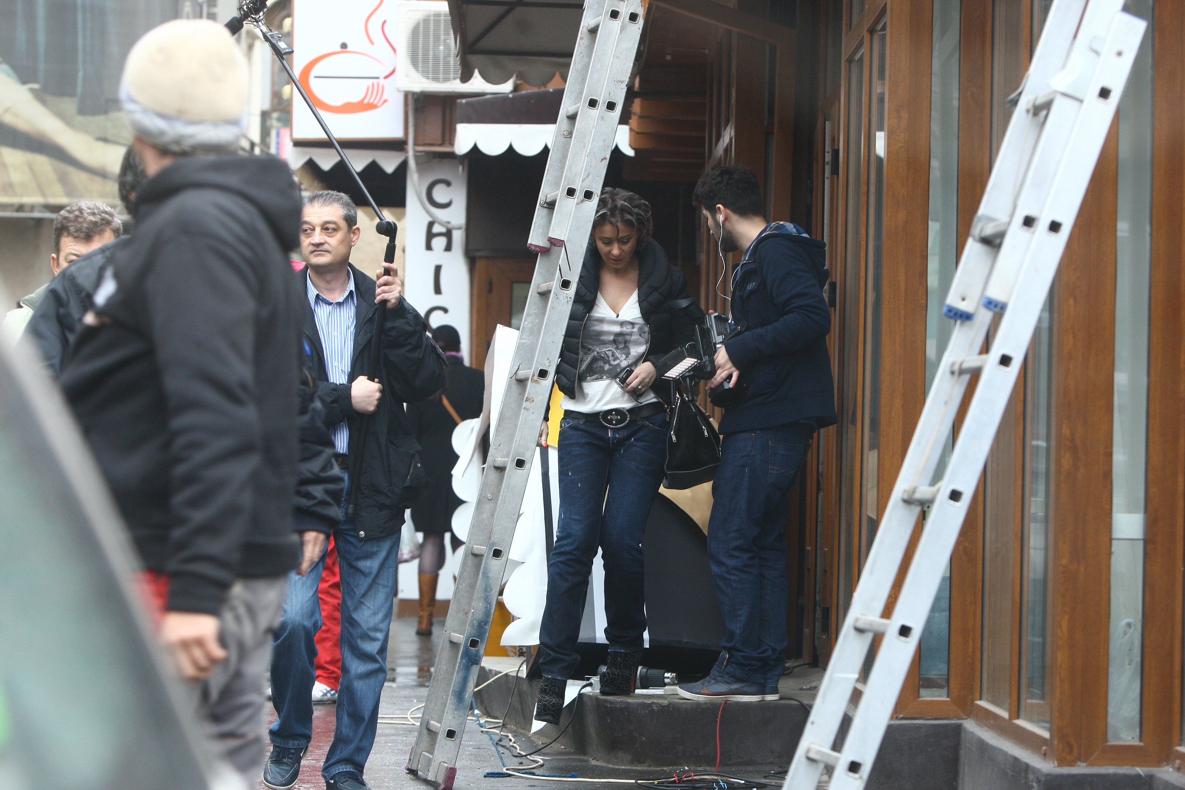 S-a cocotat pe scari si le-a coborat in viteza, desi purta tocuri de 15 cm