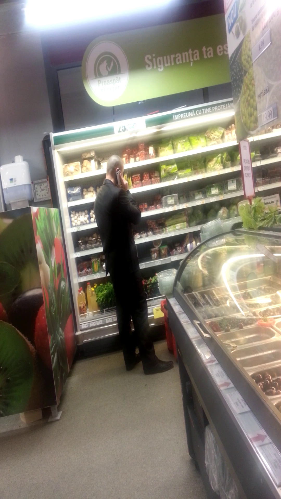 Stratan pimeste instructiuni prin telefon de la sotie