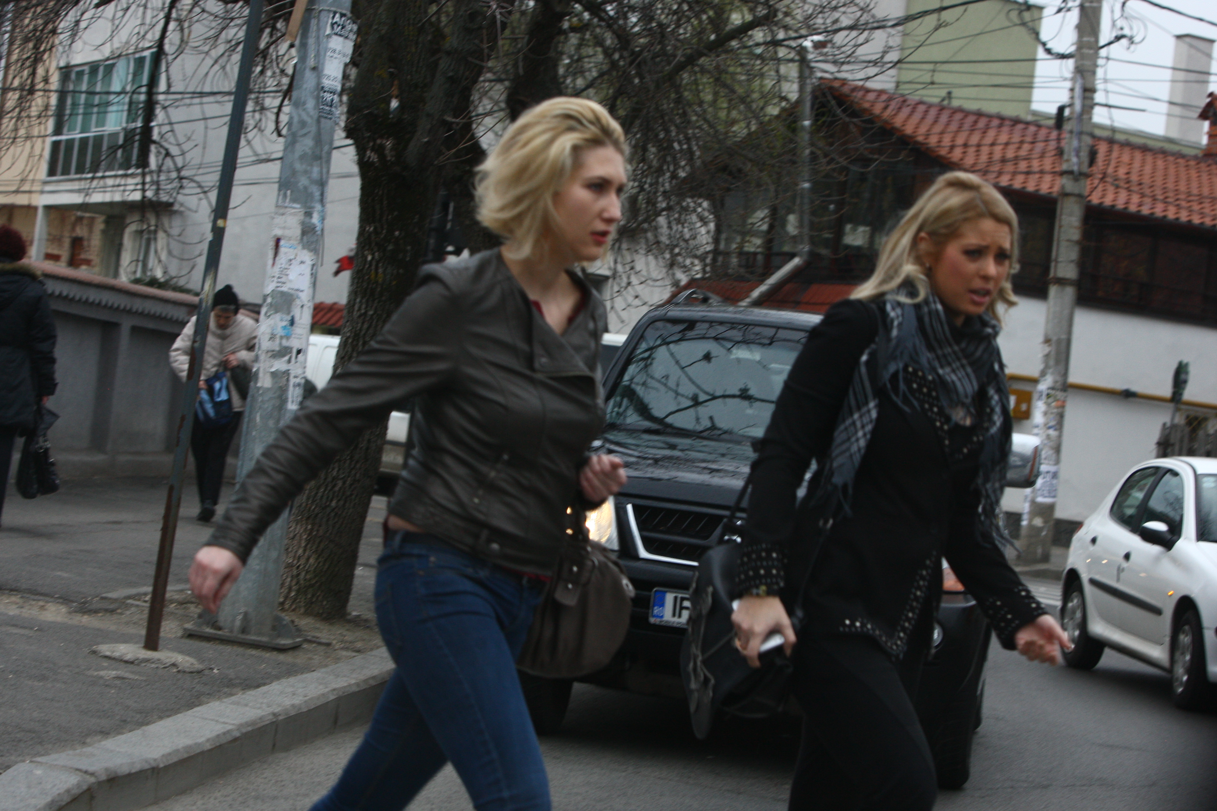 Cele doua prietene traverseaza strada, in timp ce Groza le privea din masina