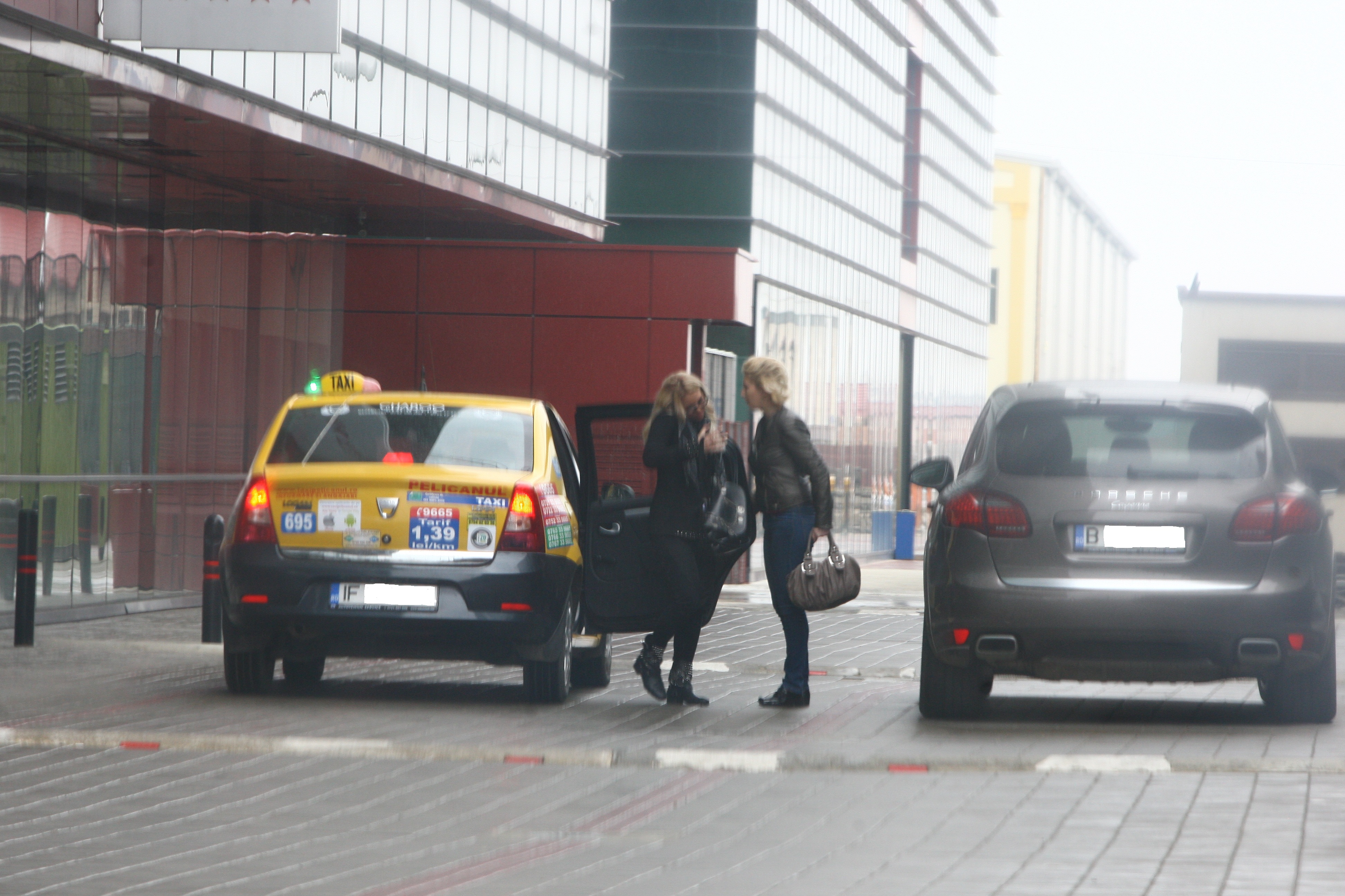 Roxana nu merge acasa ci se opreste la un hotel