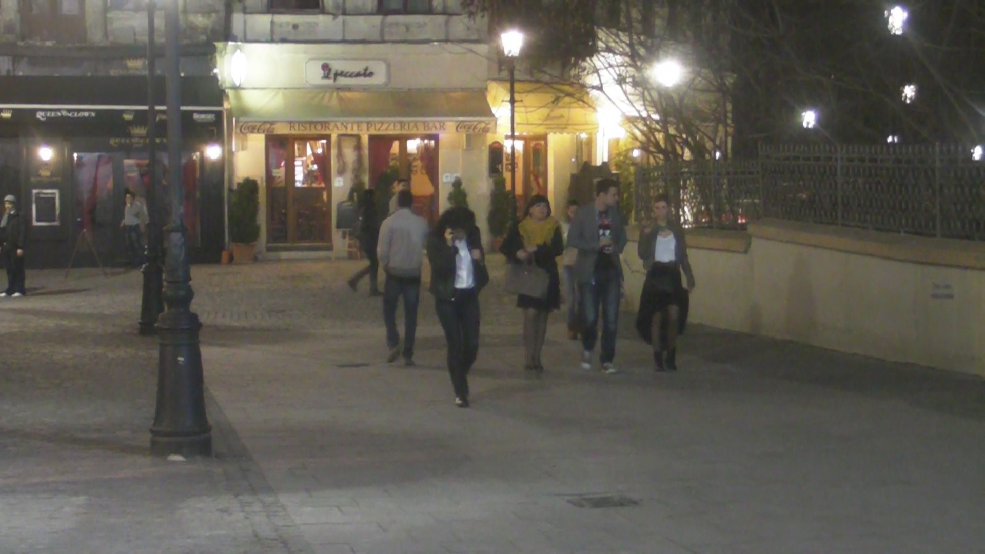 Desi una dintre femei parea mama partnerei lui Cornel, acest lucru nu a fost un imediment pentru acesta