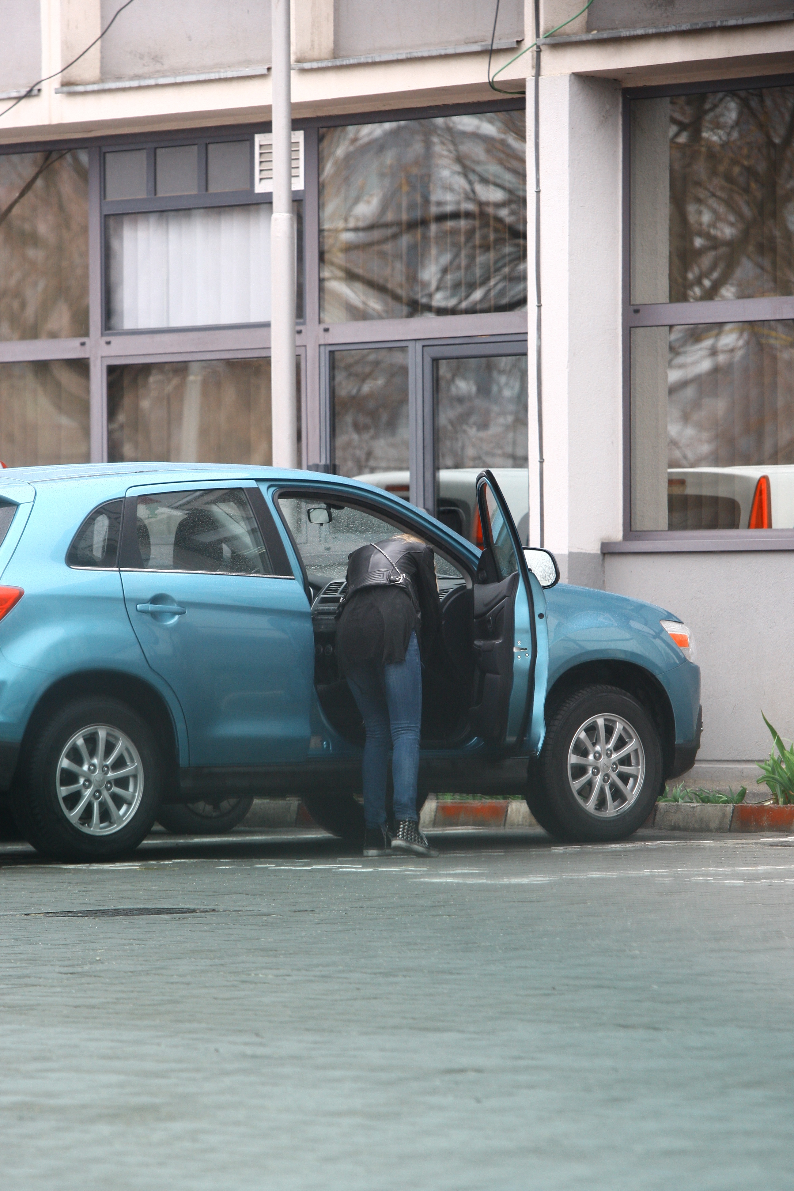 Pentru ca isi uitase portofelul in masina, blonda a fost nevoita sa se intoarca