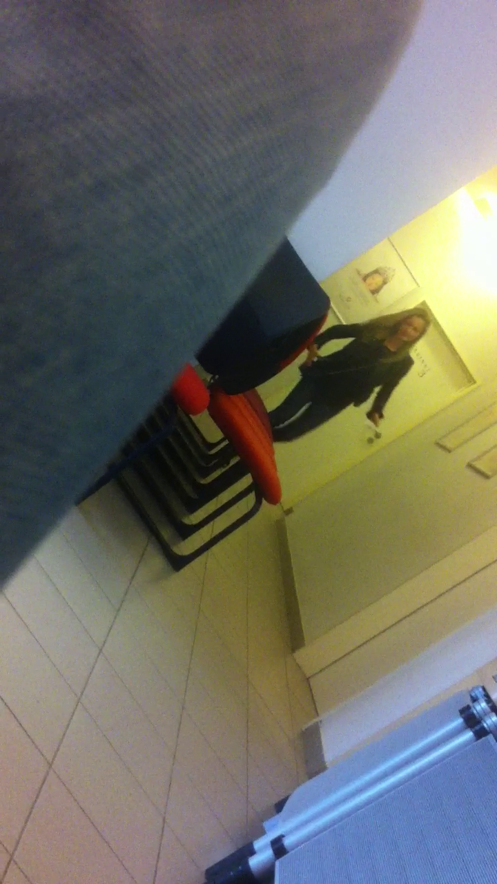 Dupa ce si-a facut analizele, Crisan merge la recepltie pentru a face plata