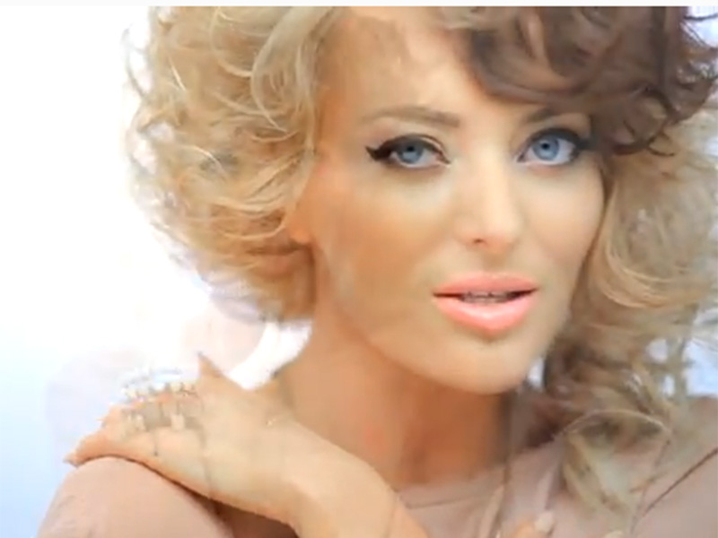 Delia a renunţat la haine în cel mai nou clip al său,