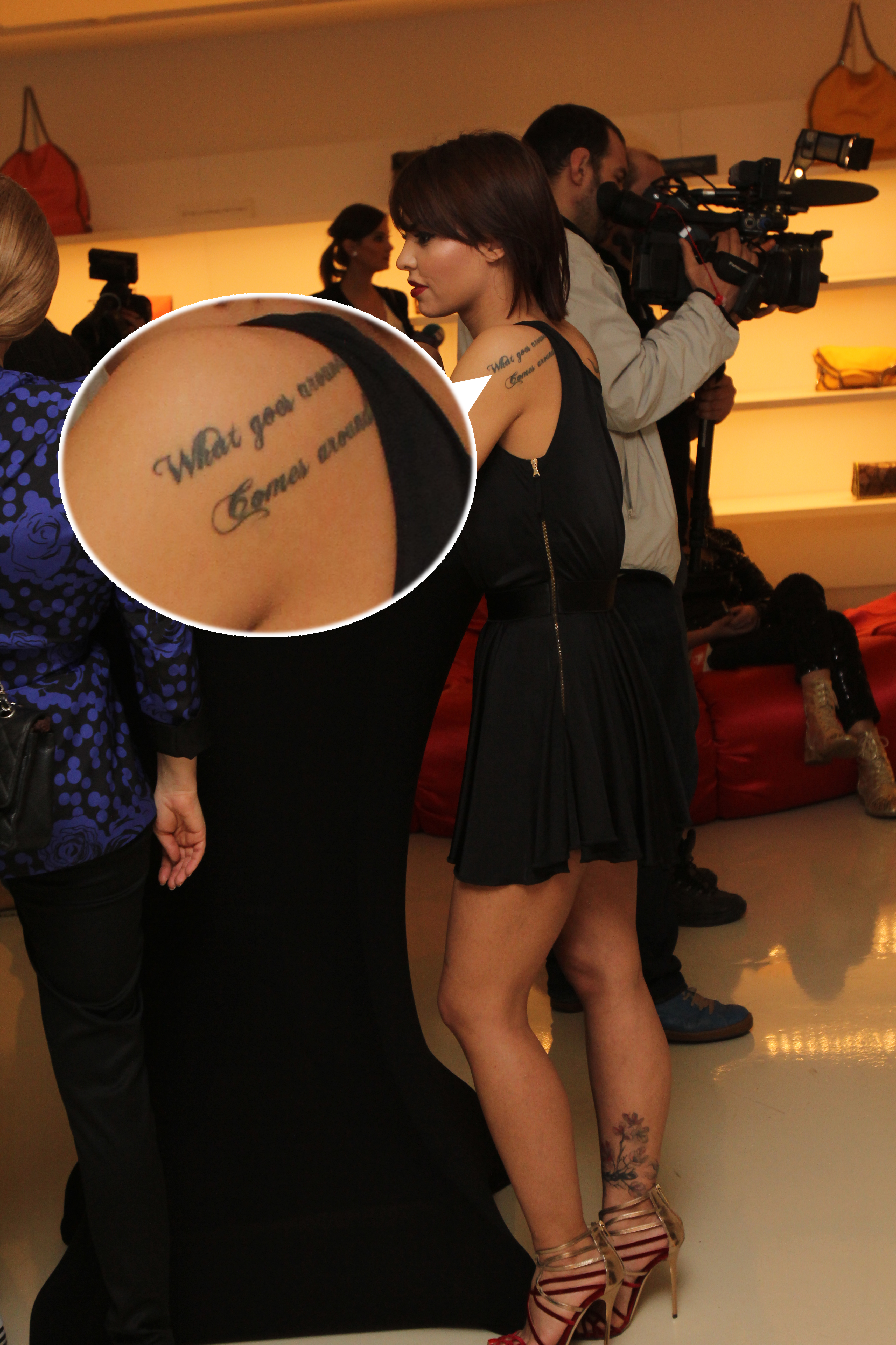 Dansatoarea si-a inscriptionat pe umar mesajul 