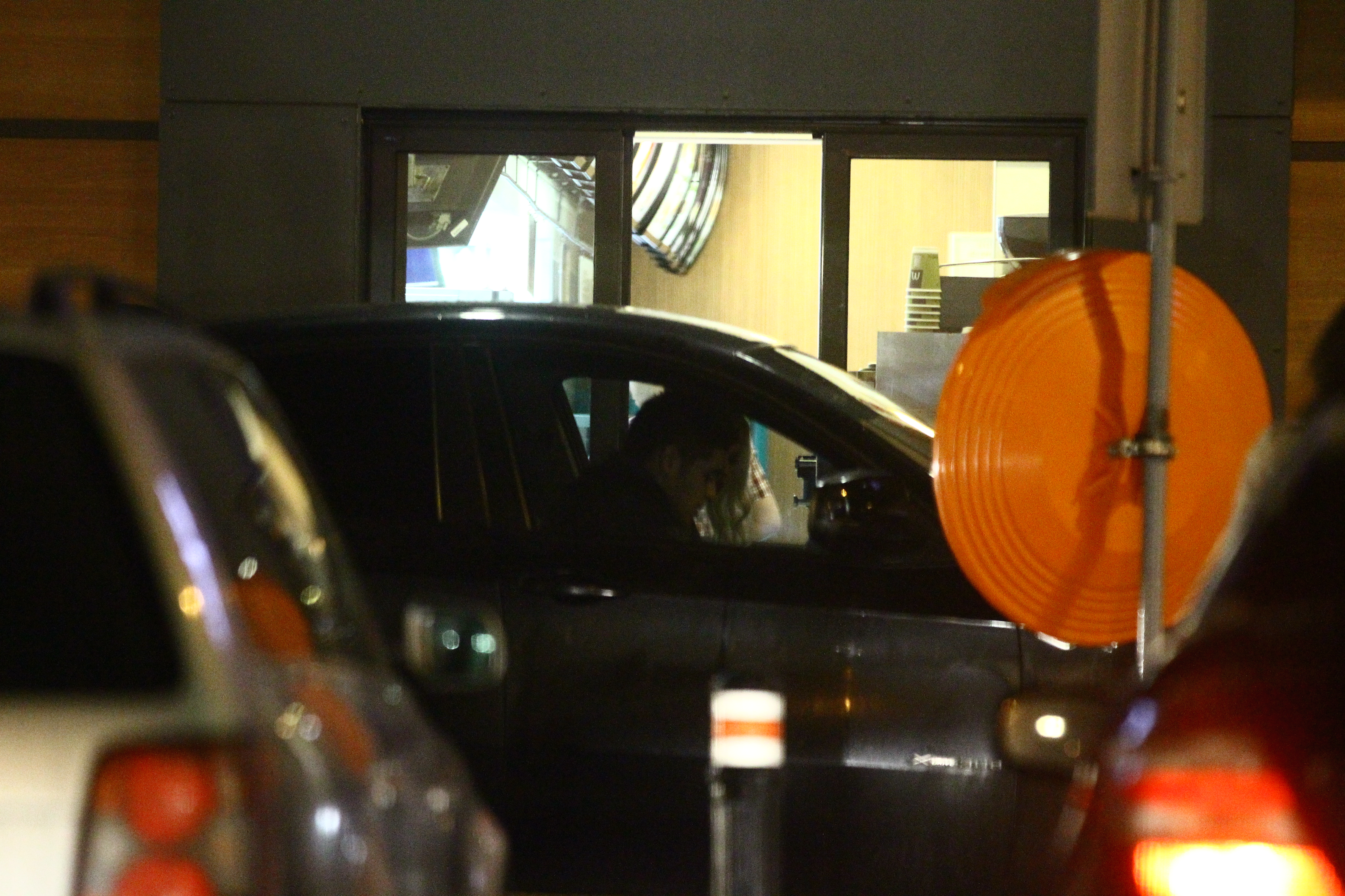 In urma cu doua saptamani, la prima intalnire, Anda l-a luat pe Catalin din parcarea unui fast-food din zona Barbu Vacarescu