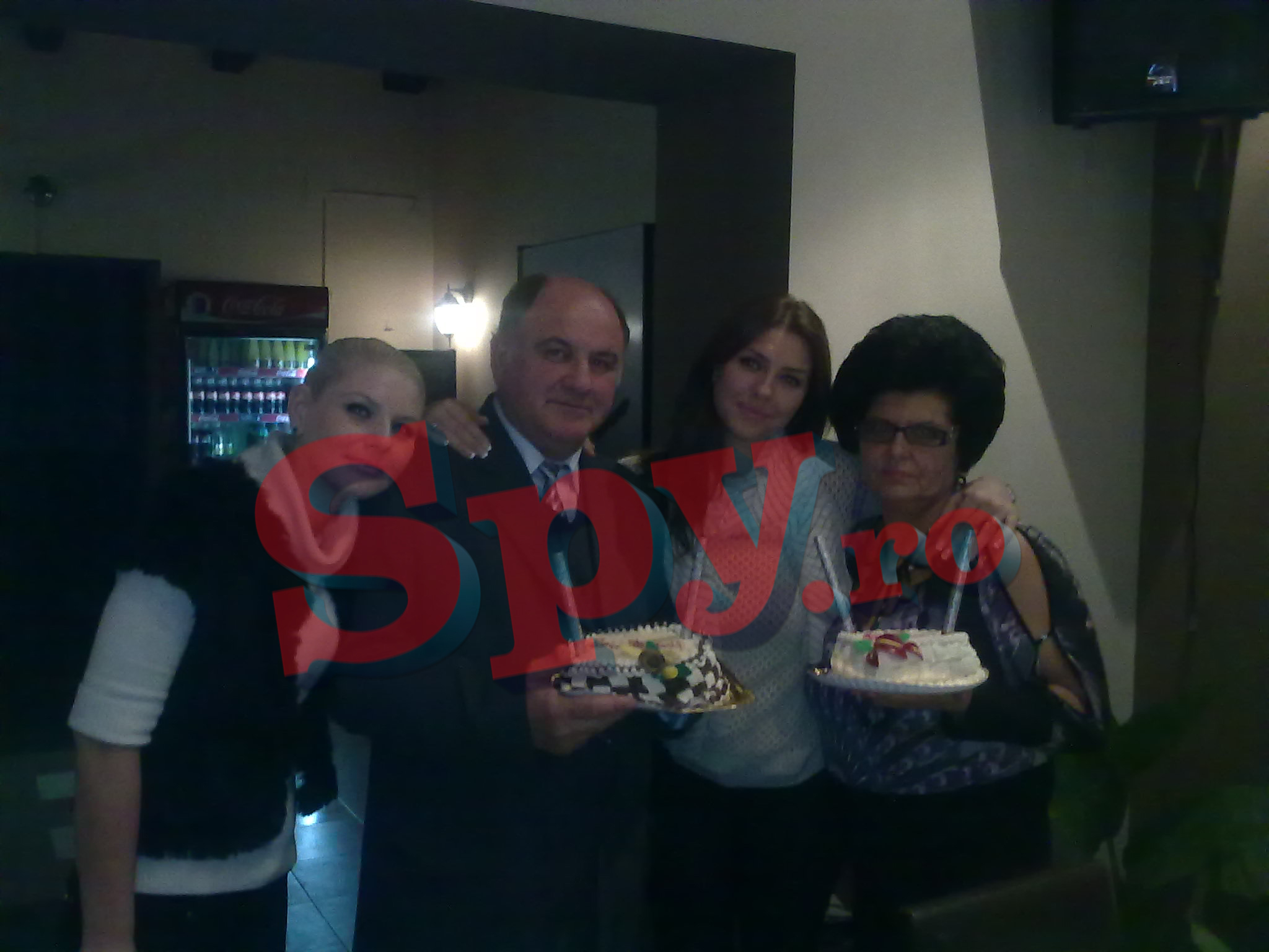 Alaturi de parintii ei, sora si o prietena, la ziua tatalui ei