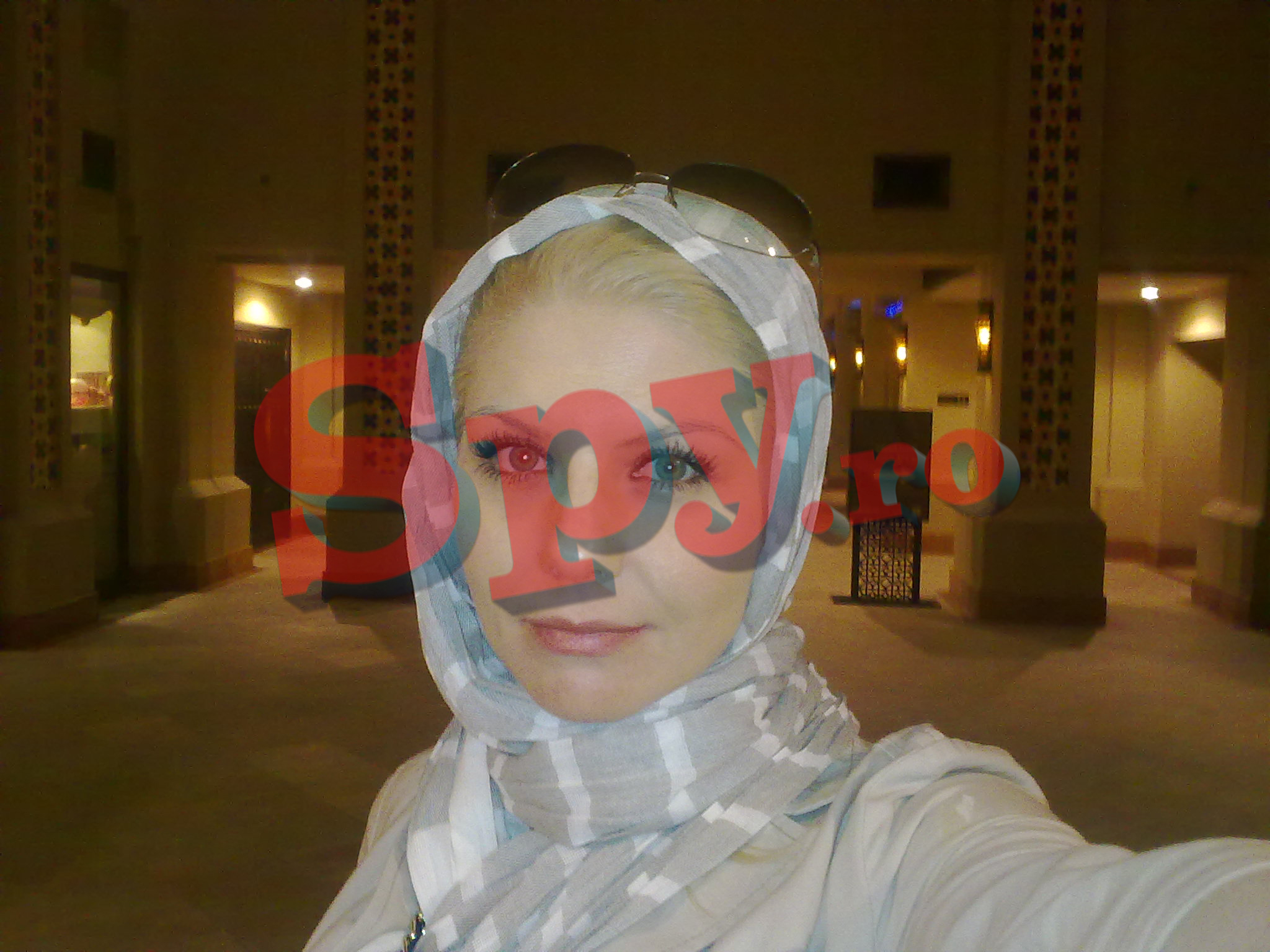 Adina s-a conformat traditiilor arabe, iar in Dubai si-a pus batic pe cap