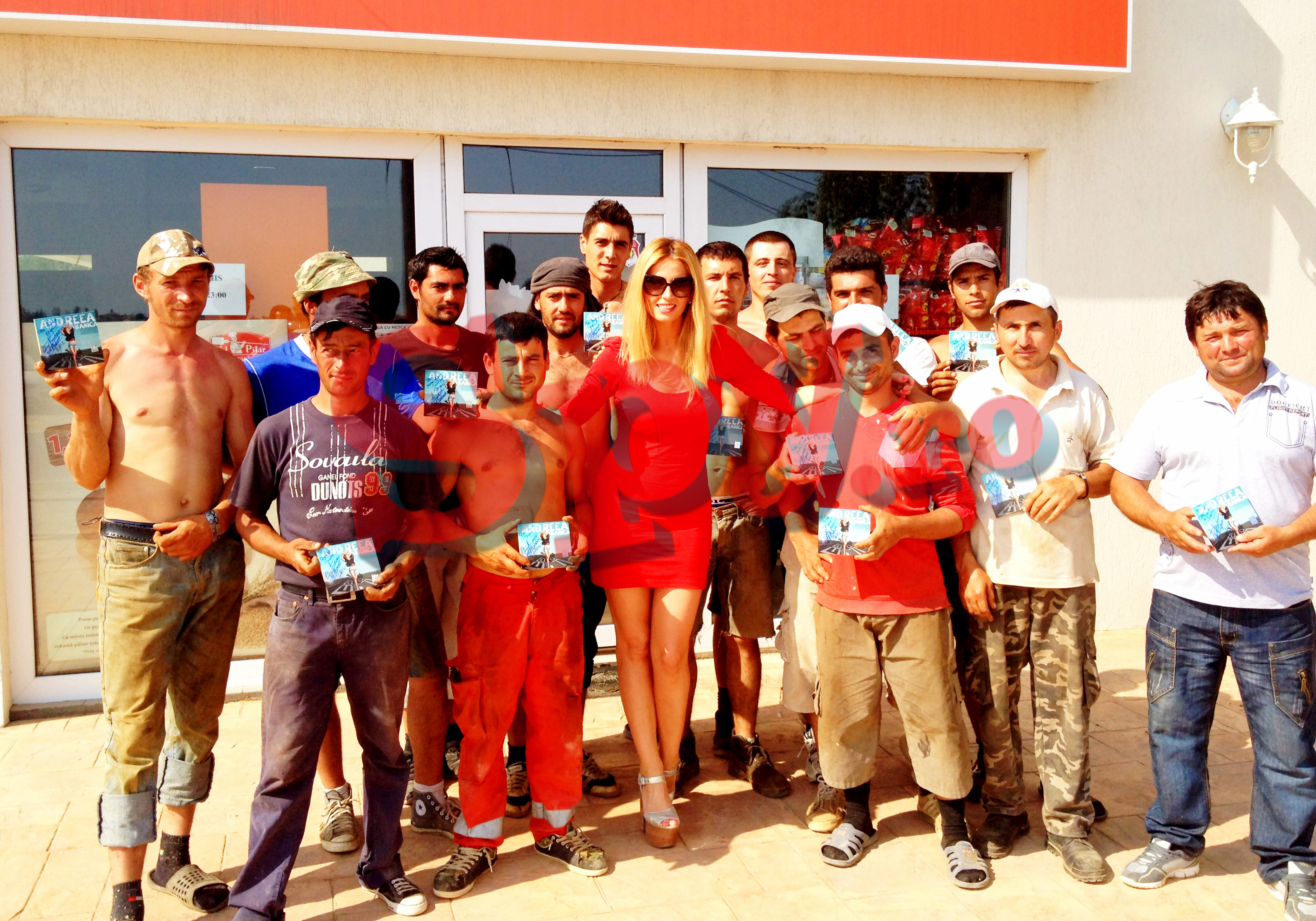 Pentru ca o tot fluierau, Andreea Banica i-a chemat pe muncitorii unui santier la o sesiune de autografe