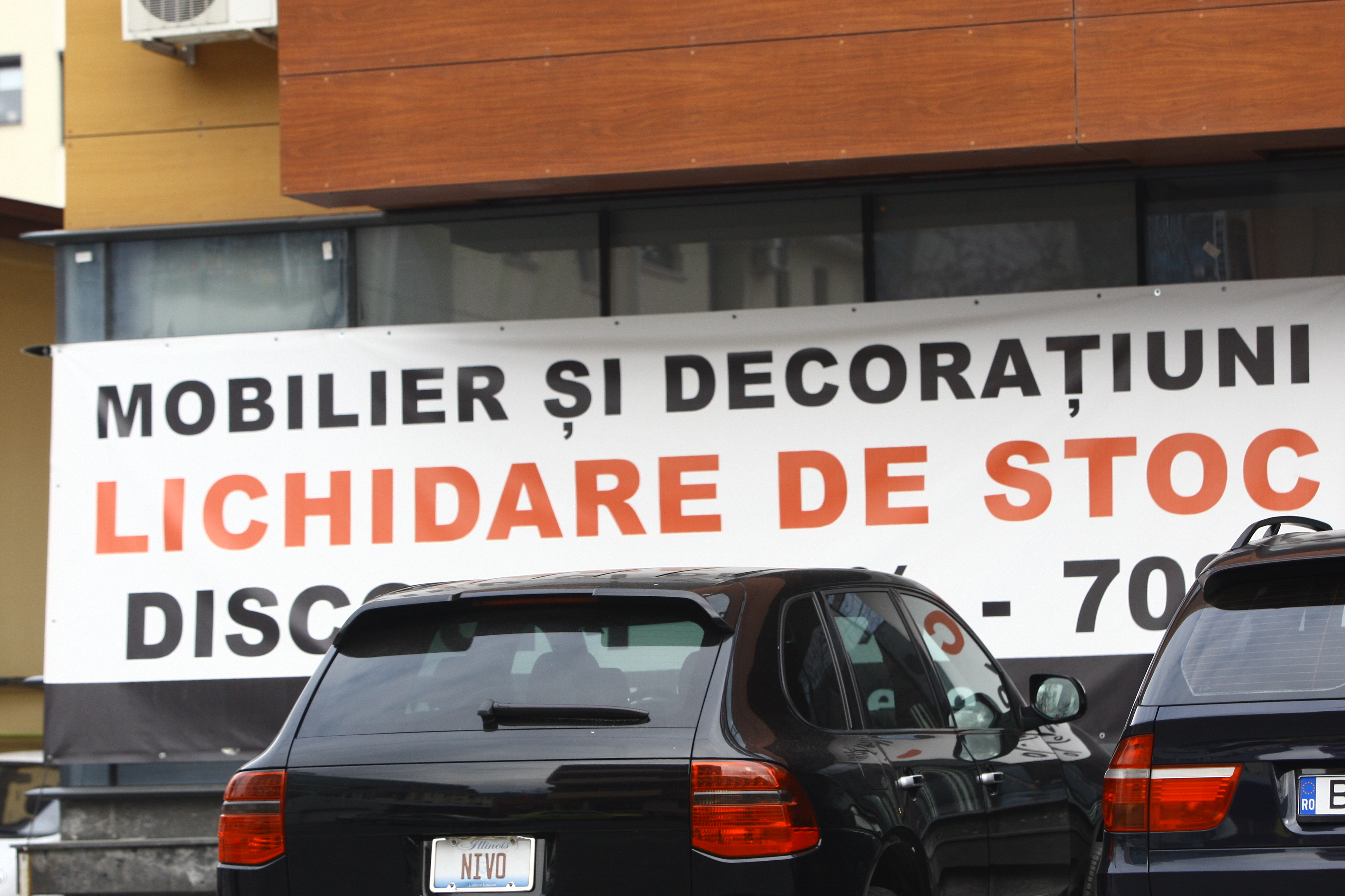 Si-a parcat masina cu numere de SUA in fata unui magazin specializat