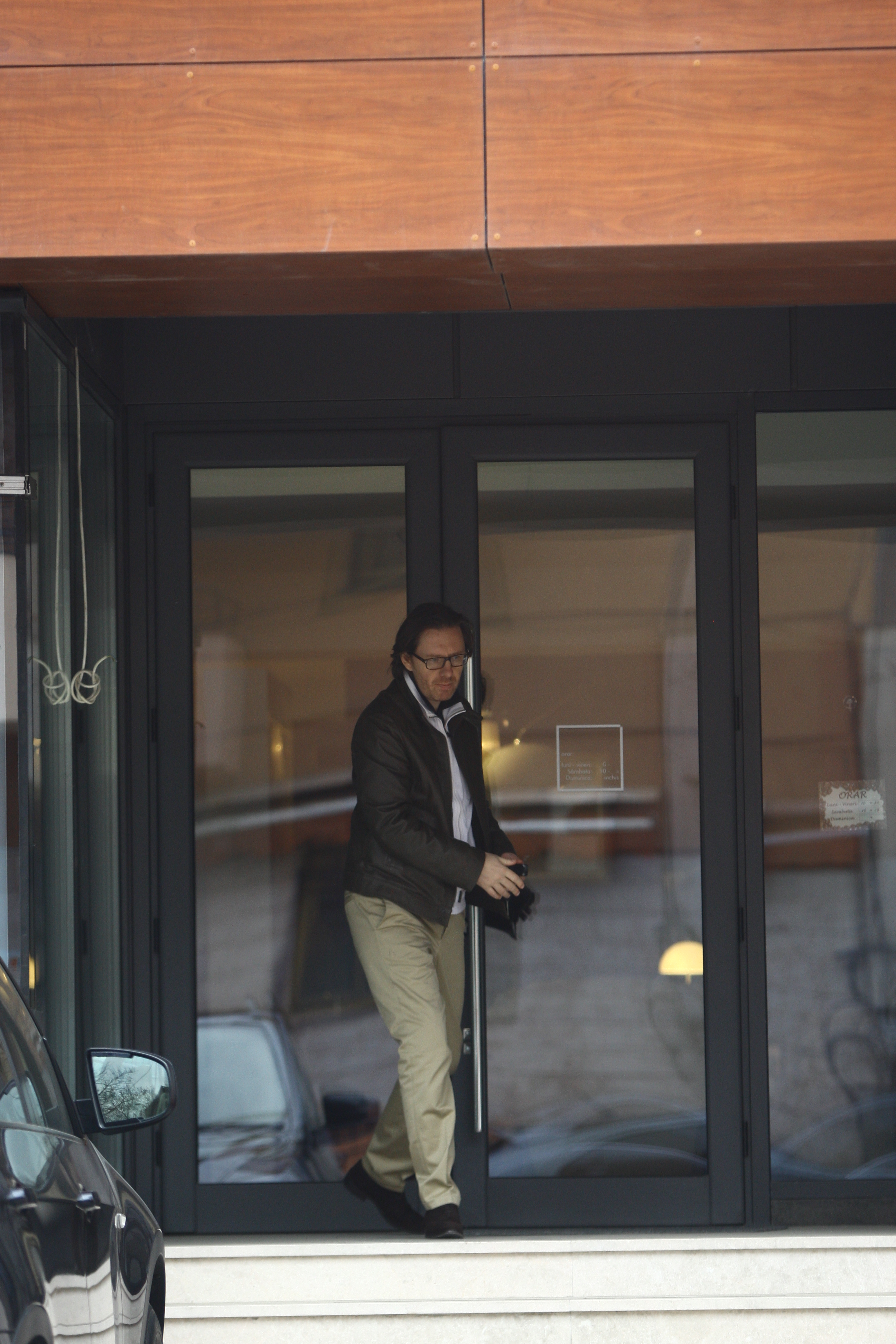 Nemultumit de oferta, a iesit cu mana goala din show-room-ul de mobila