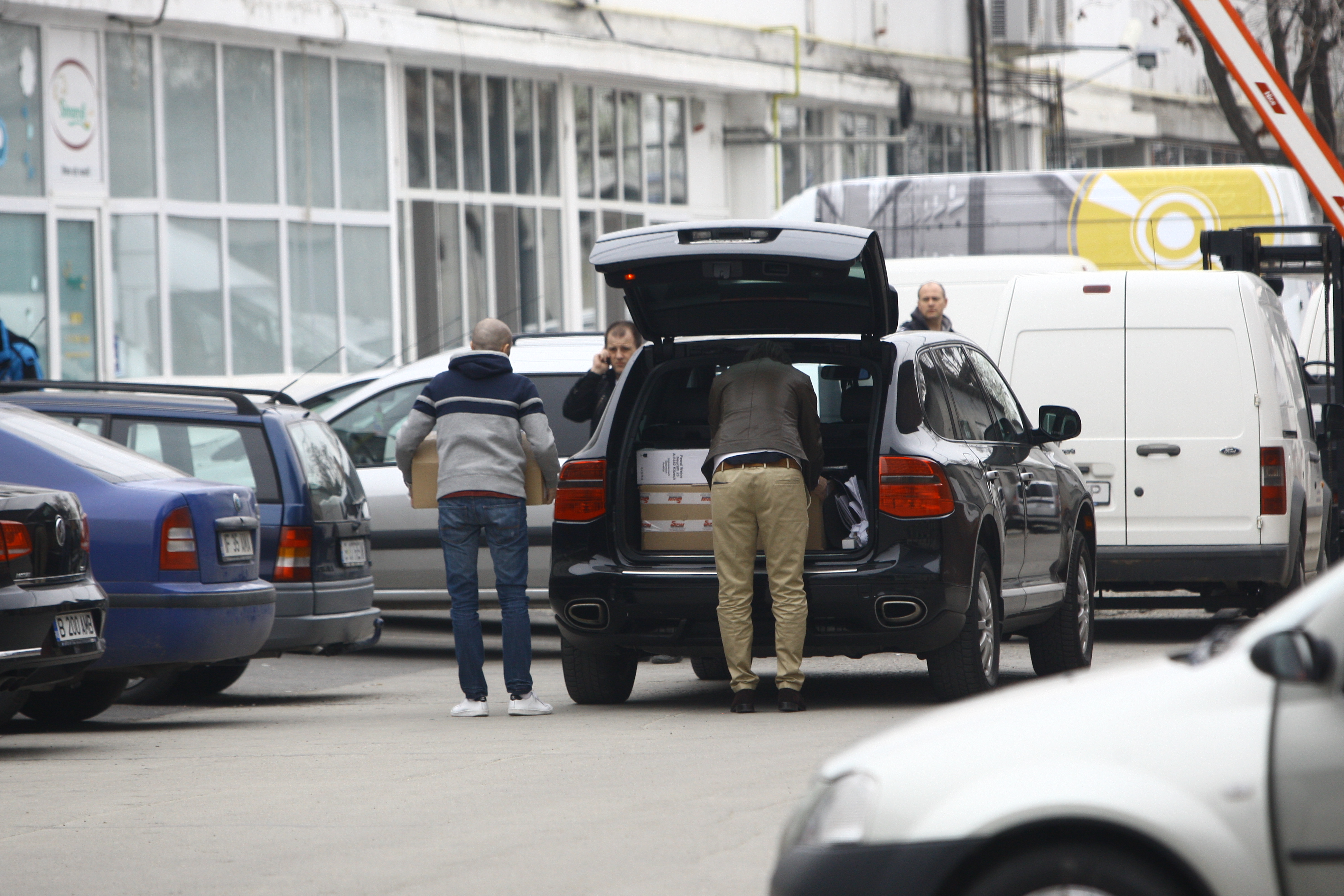 Ajuns la un depozit din Pipera, a descarcat cateva cutii din portbagaj