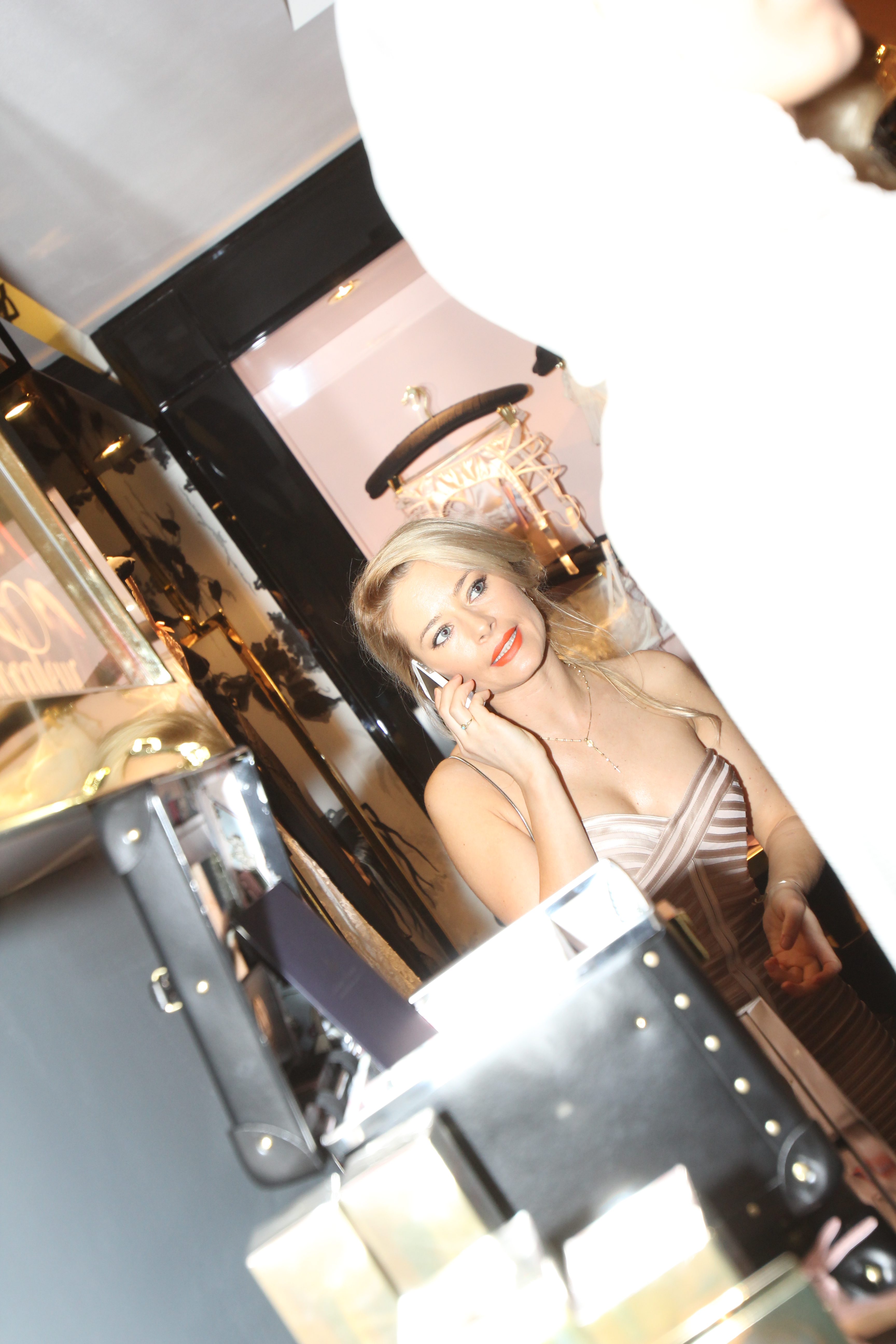 in timp ce se afla la un eveniment monden, laura a fost sunata de doua ori de iubit