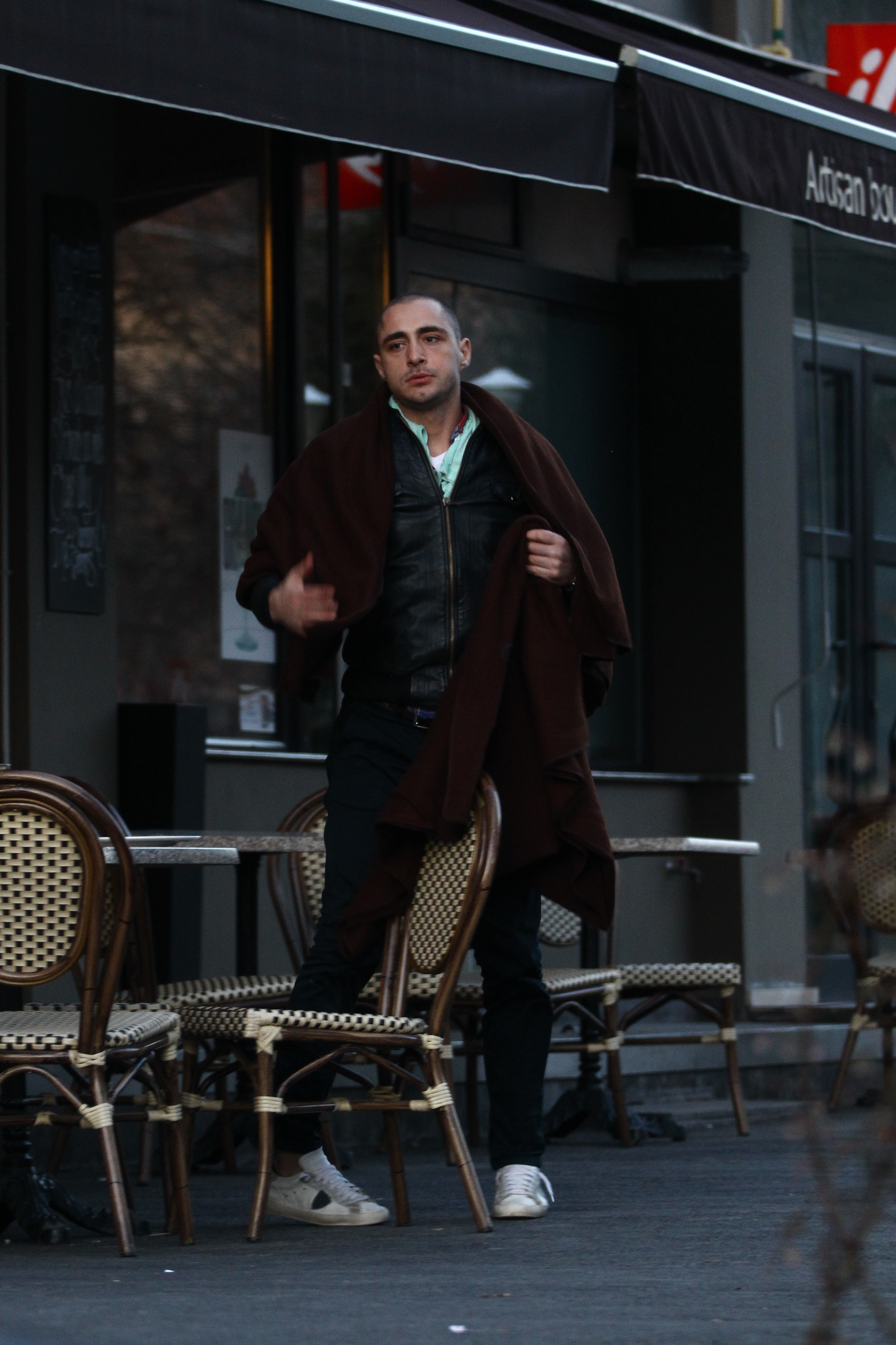 Dupa aproape trei ore, Vladimir se ridica de la masa, nu inainte de a plati nota de plata