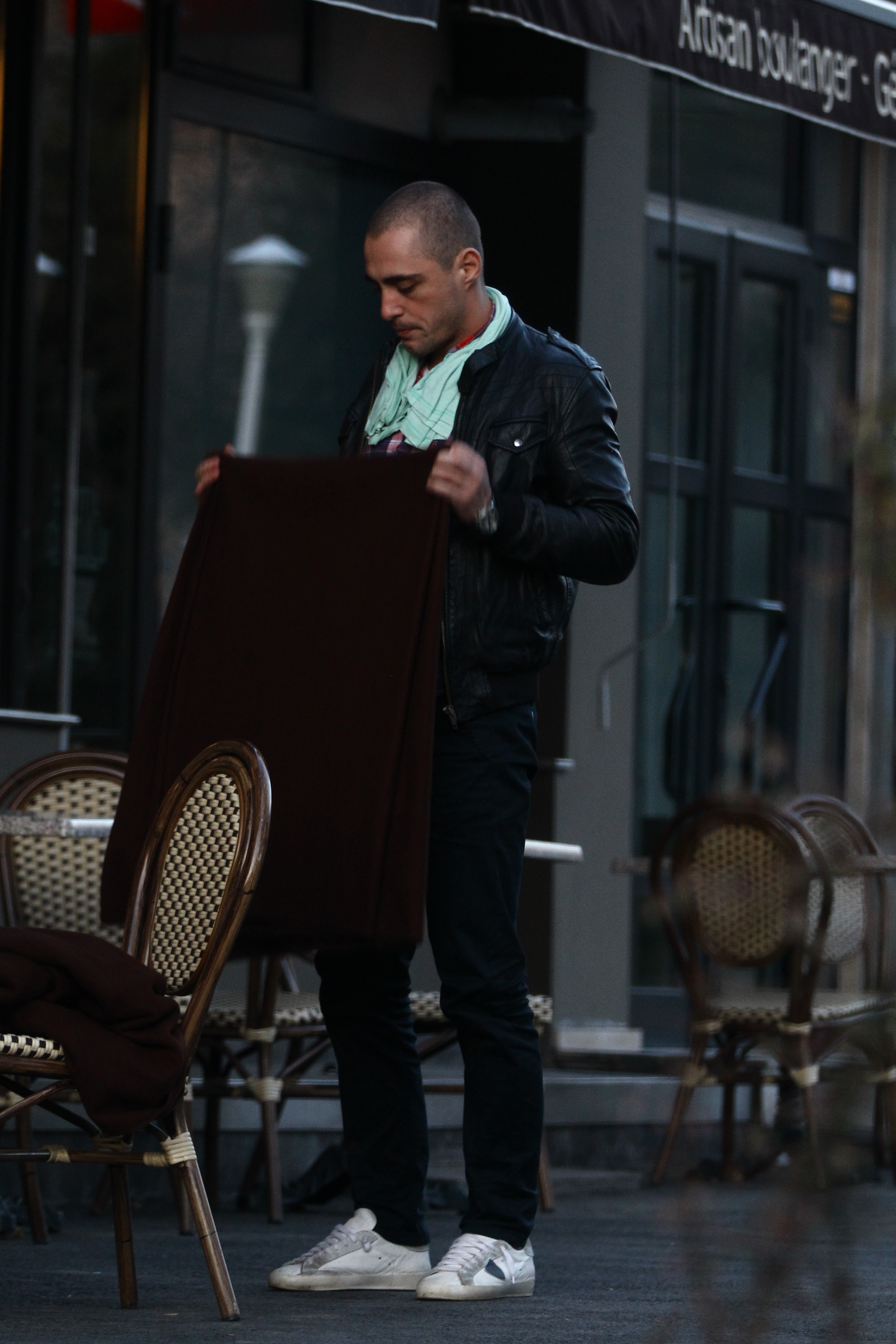 Ordonat si tipicar, Vladimir aseaza la dunga cele doua paturi