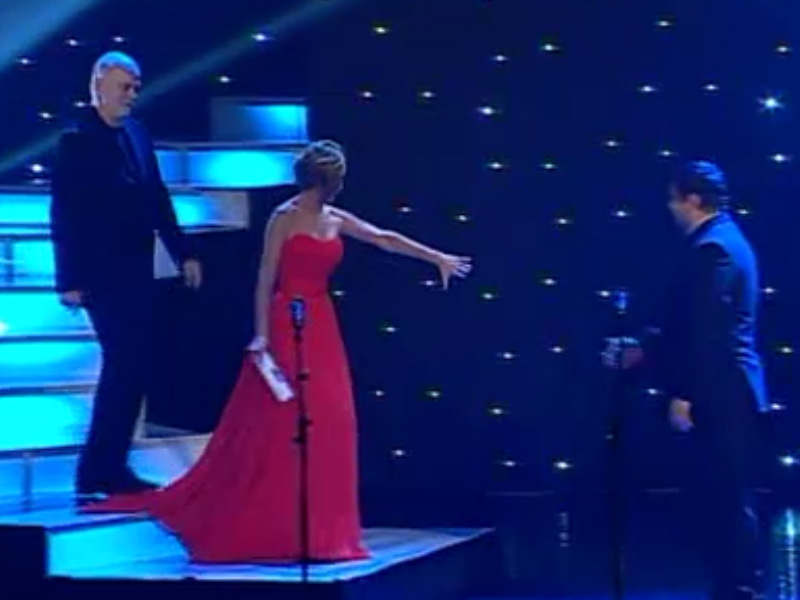 Diana Dumitrescu, apariţie răvăşitoare la premiile Gopo 2013! Uite-o pe blondină cât este de elegantă, într-o rochie roşie!