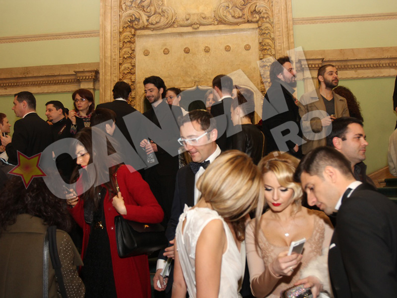 Prima apariţie publică a Laurei Cosoi cu noul ei iubit! Cosmin a fost îmbrăcat la patru ace, iar ea şi-a pus decolteul în evidenţă