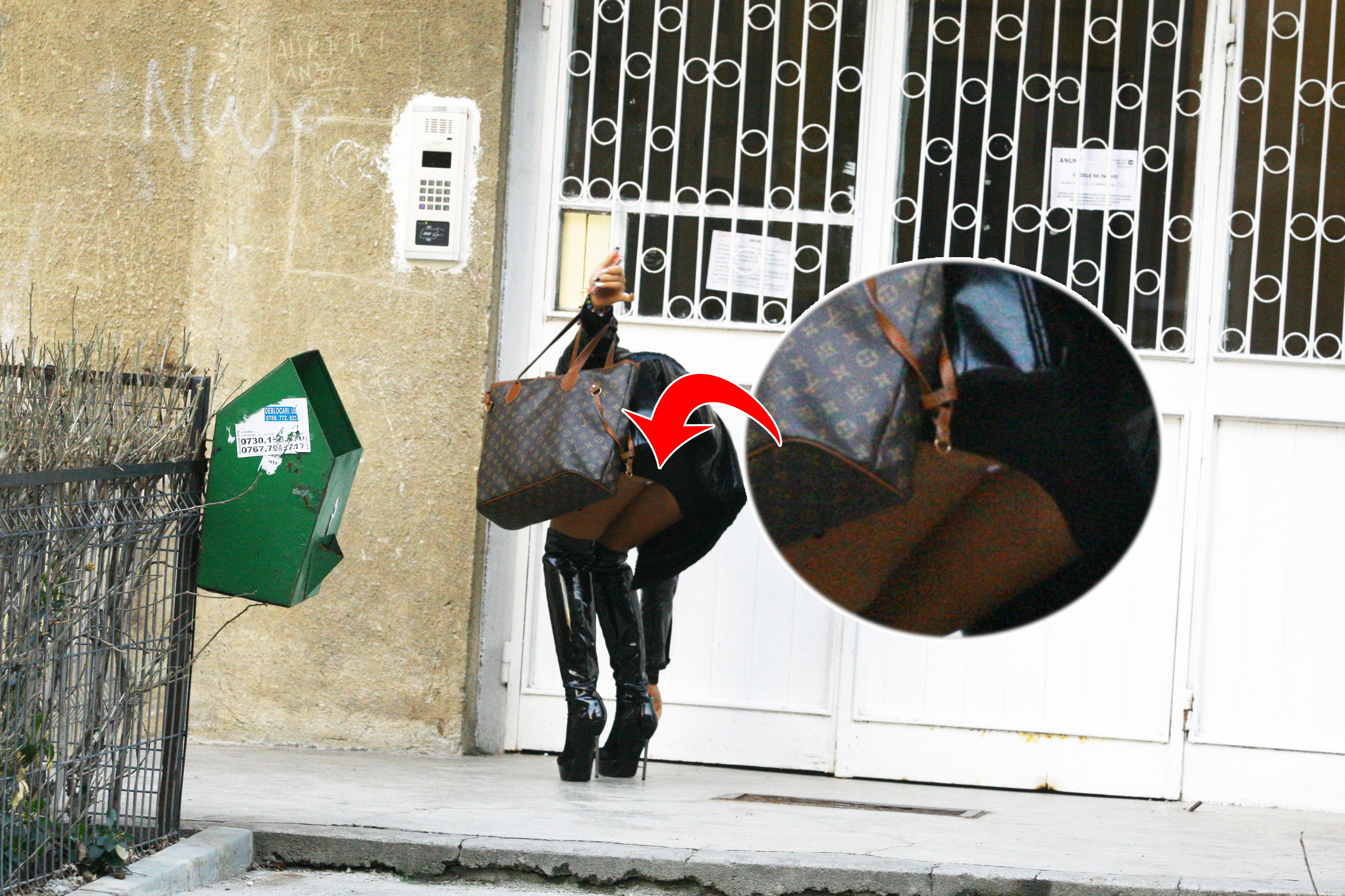 Din cauza oboselii, blonda a scapat cheile si, in momentul in care s-a aplecat dupa ele a lasat la vedere gaura din dresul care a cedat la... excesul de frecare a pulpelor