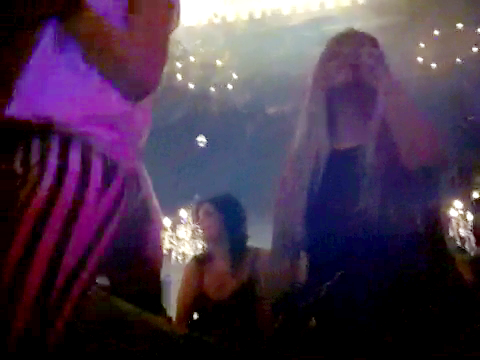 Cocotata pe canapea, Tania Budi danseaza de una singura