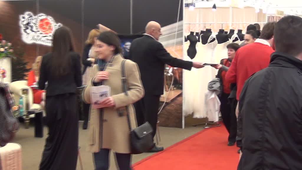 Viorel imparte pliante la targul de nunti