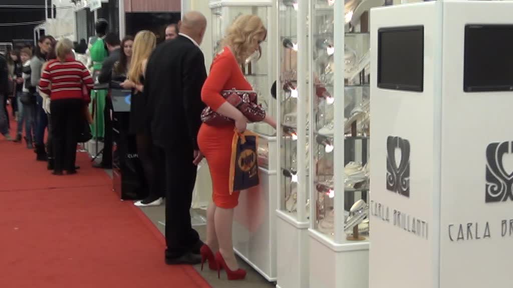 Oana probeaza cateva perechi de cercei, iar Viorel o consiliaza