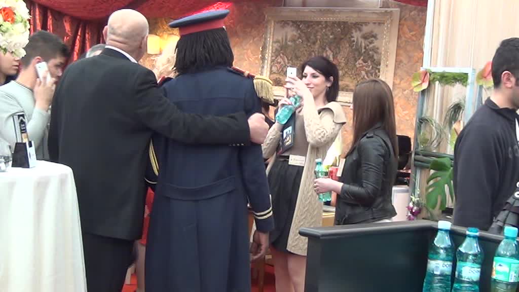 Viorel se pozeaza cu un barbat de culoare, imbracat in uniforma de militar