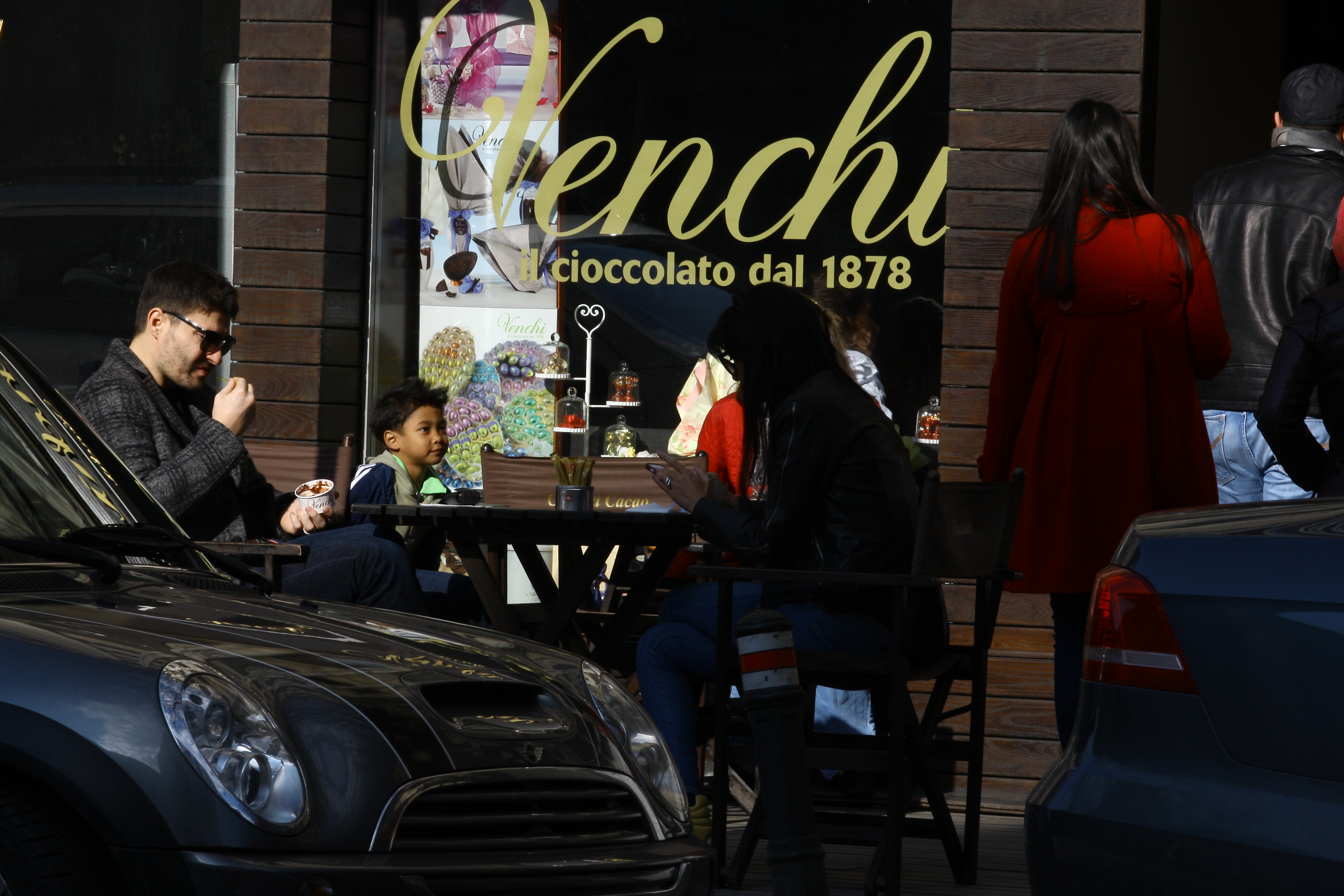 Denisa si sotul sau si-au petrecut sambata la terasa din centrul Bucurestiului