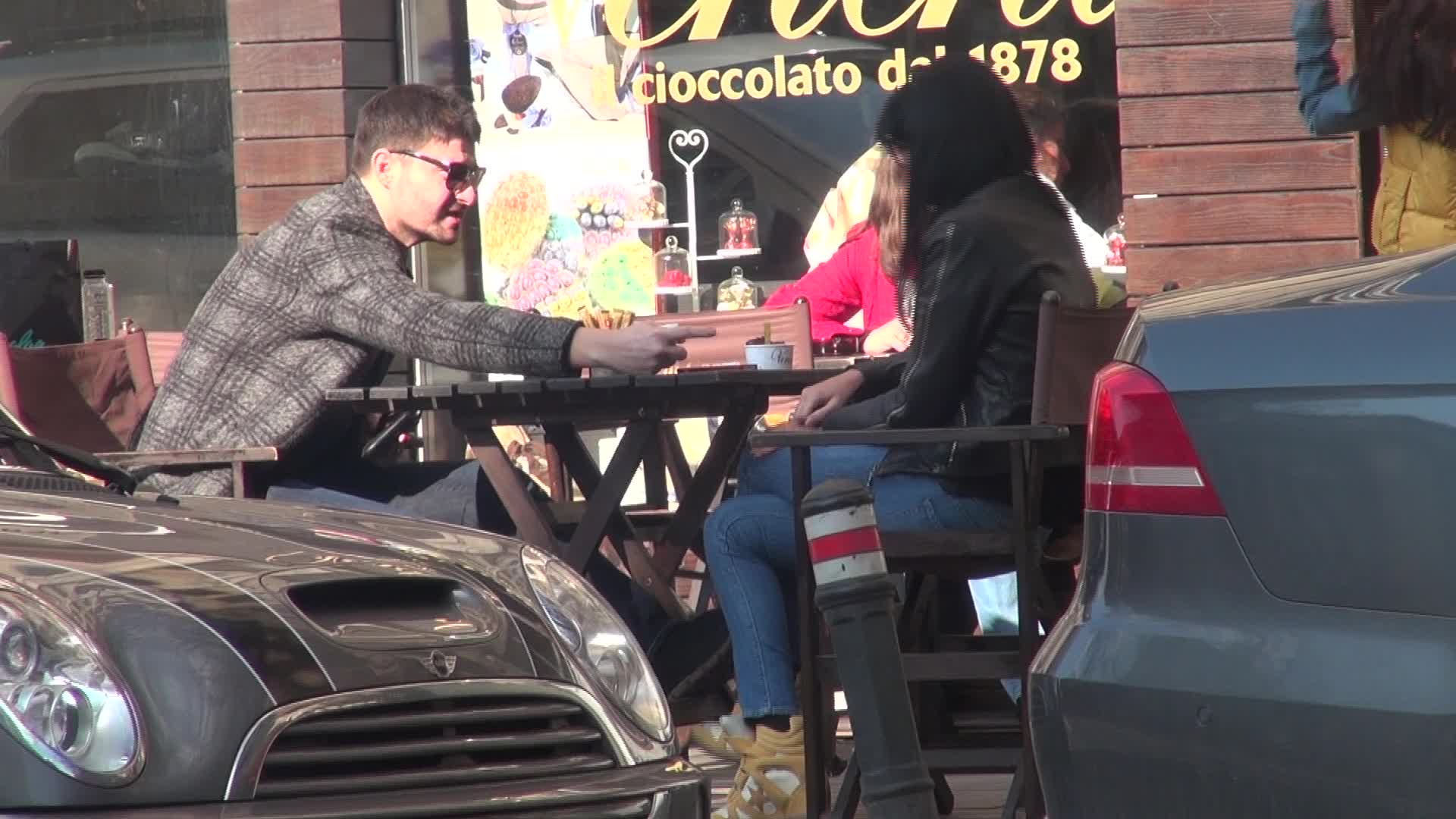 Cosmin ii arata Denisei rana de la deget, iar ea se uita cu mila la el