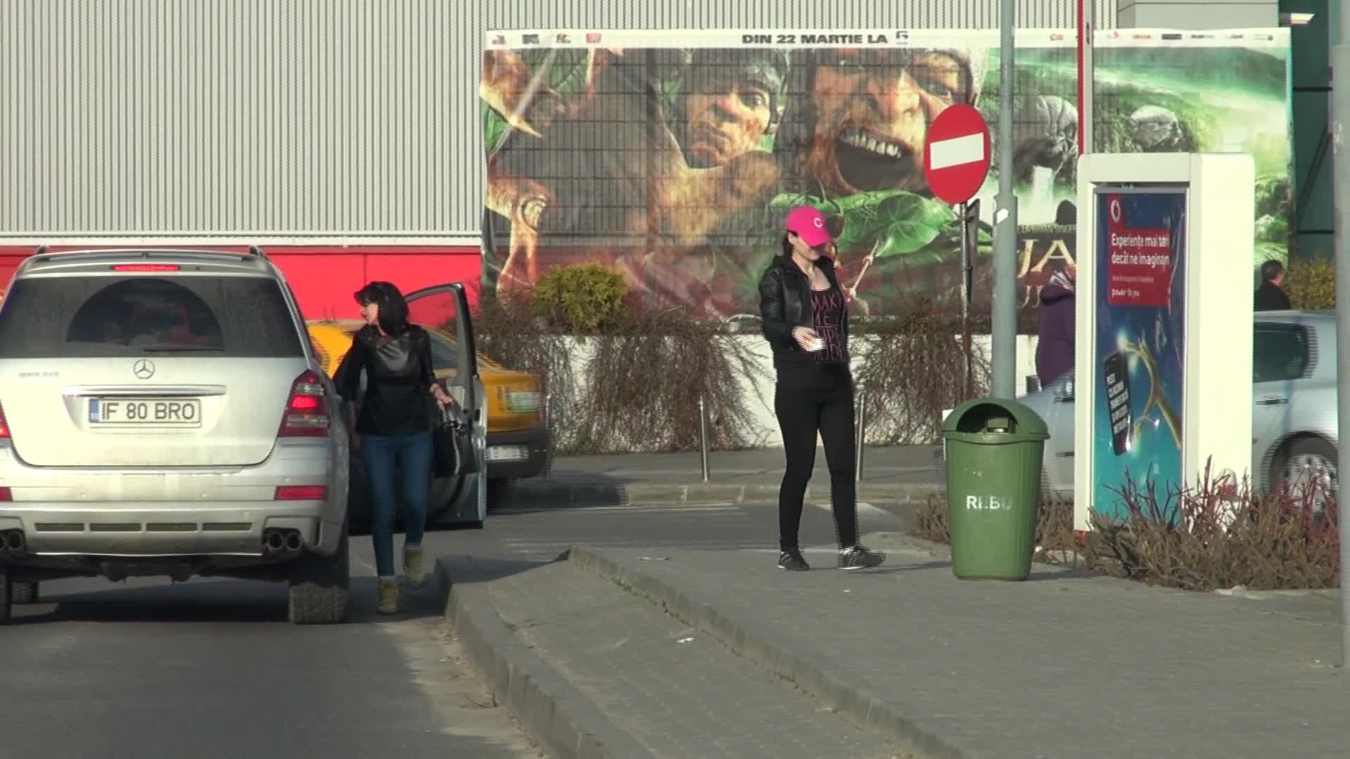 Cosmin isi duce sotia si o prietena la mall, apoi pleaca in tromba