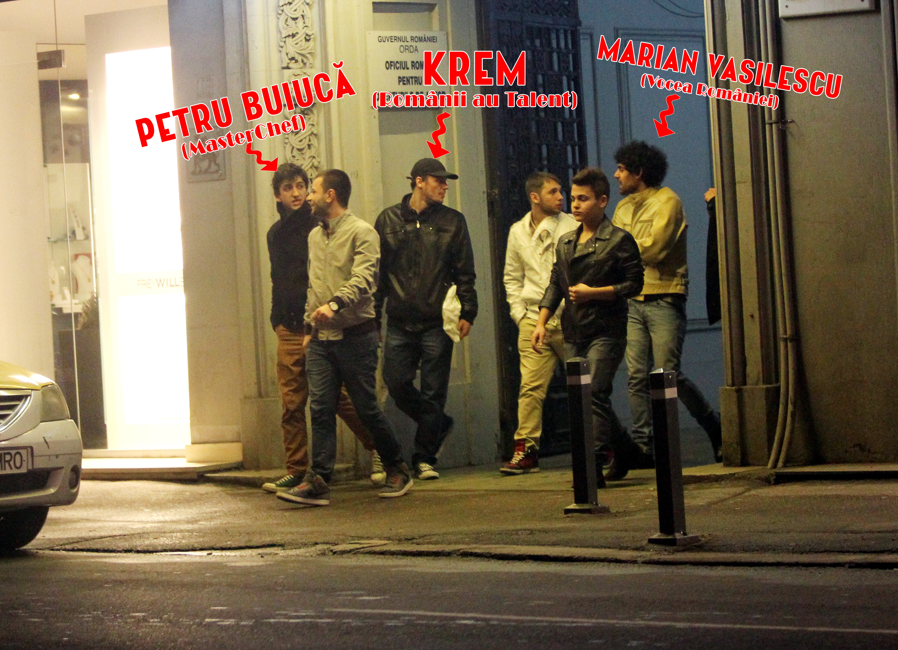 Baietii parasesc clubul si se opresc sa decida impreuna incotro sa o apuce