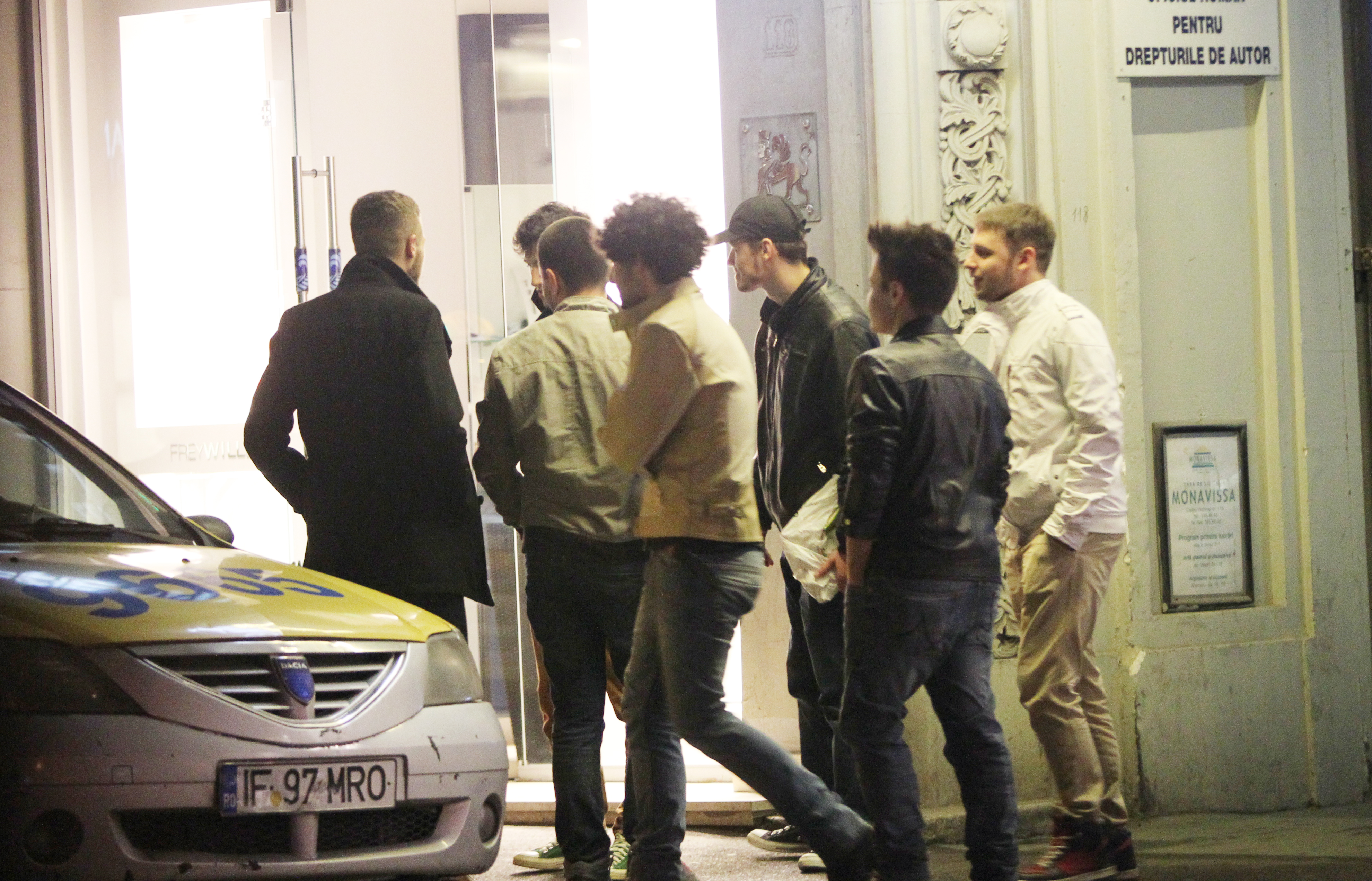 Directia fiind stabilita, petrecaretii infometati pornesc catre Centrul Vechi