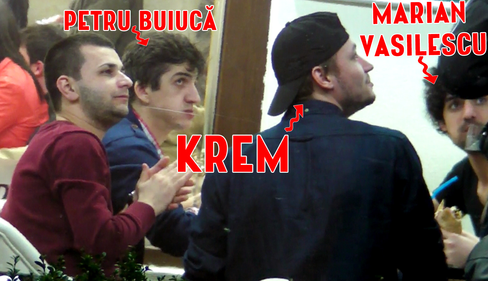 Baietii gasesc o masa si se pun pe devorat