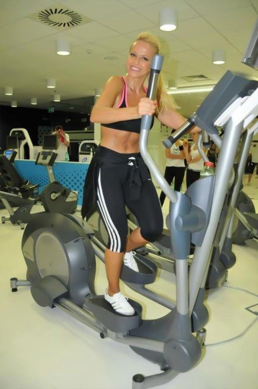 Anda Adam are un abdomen de invidiat! Uite cum se menţine în formă simpatica blondină!