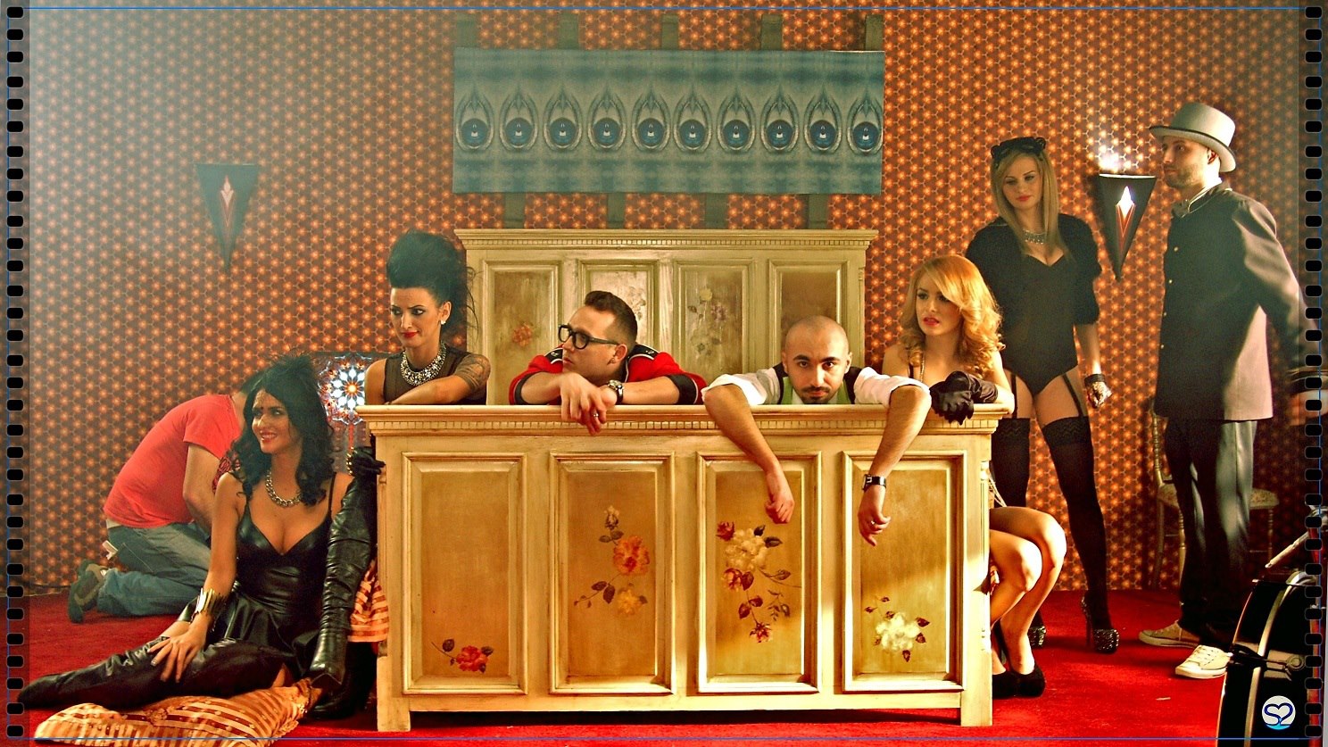 Cantaretul isi aduce toata gasca la deschiderea unei cafenele din Bucuresti