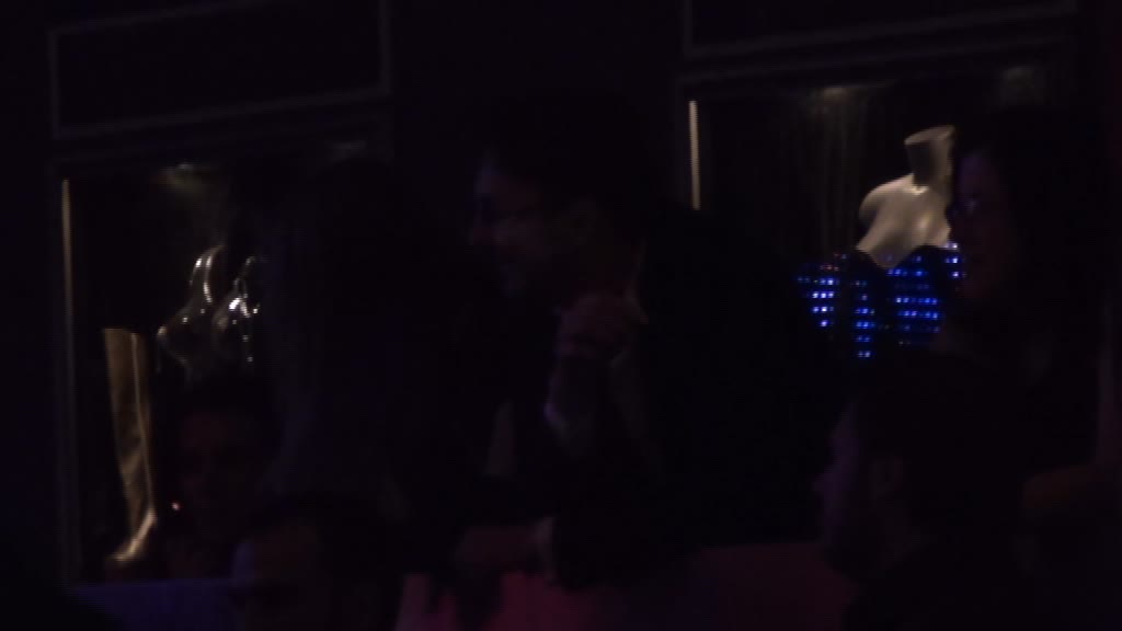 Dupa ce a socializat cu cativa prieteni, Calin s-a facut comod pe canapea, unde a fumat tigara dupa tigara si a baut cateva pahare de whisky