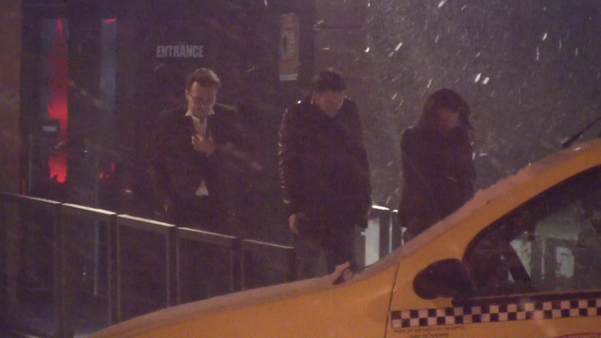 In jurul orei cinci dimineata, Calin si sotia sa parasesc clubul insotiti de inca un cuplu