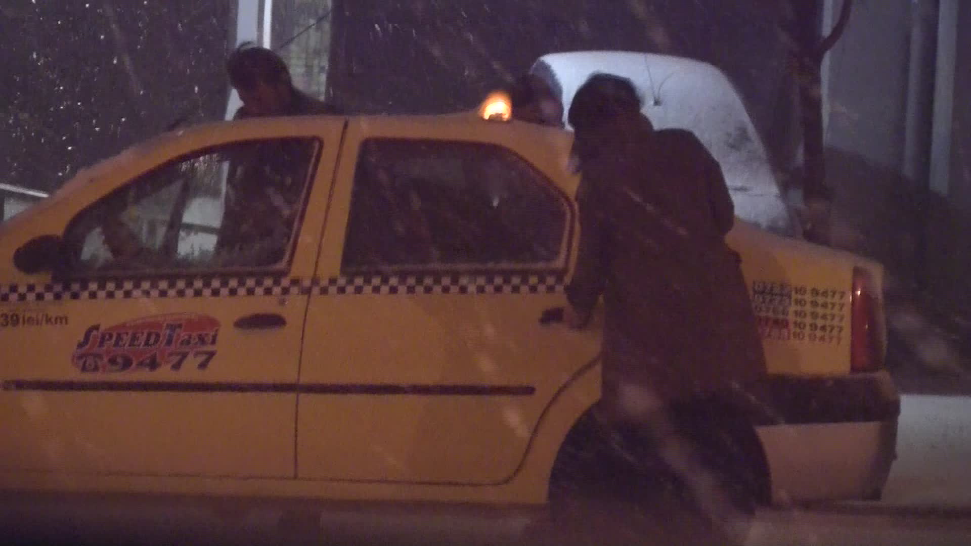 Regizorul s-a asezat pe bancheta din spate a masinii, 