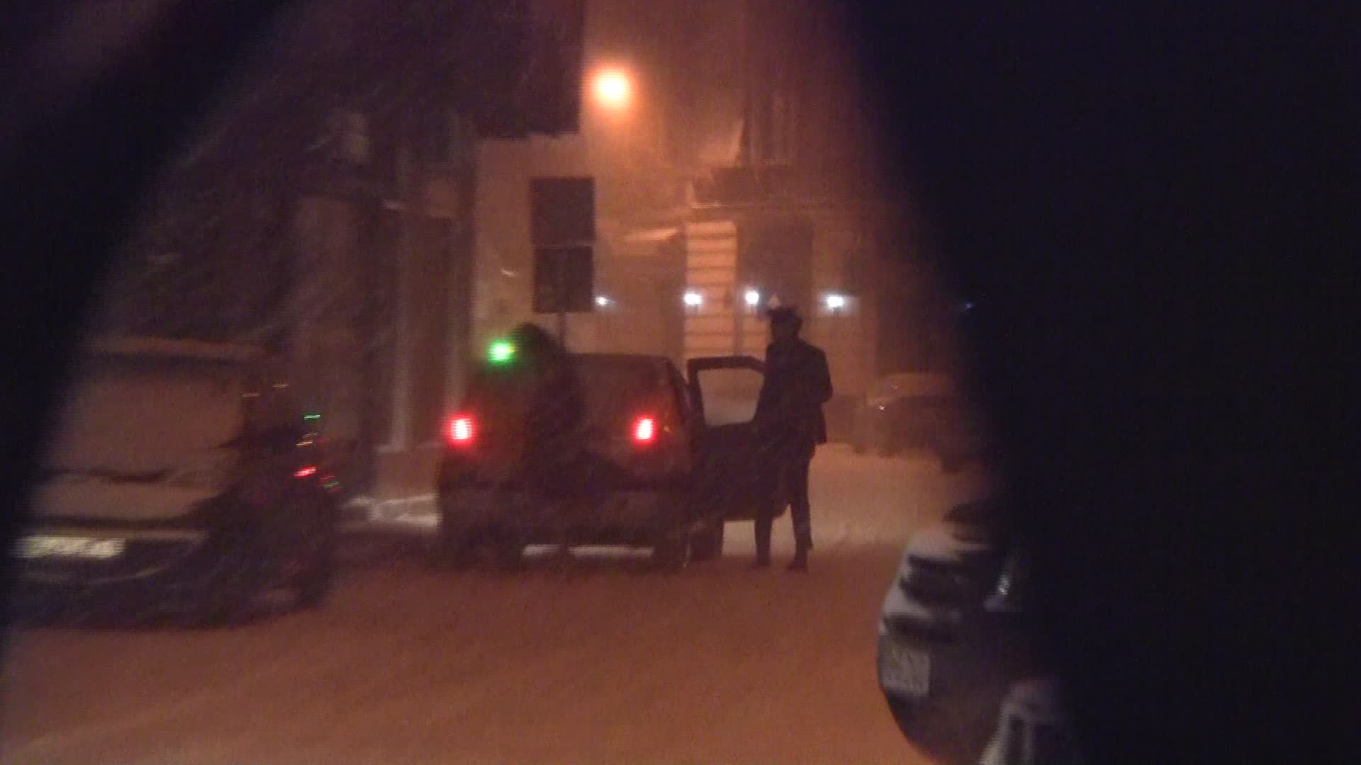 Ajunsi asa, Calin ramane sa plateasca taxiul, in timp ce sotia sa fuge spre scara blocului