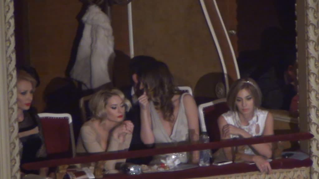 Din cand in cand, Adela se intoarce la Radu, cu care schimba cateva impresii