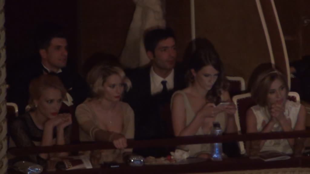 Adela a stat tot timpul cu telefonul in mana, dandu-si mesaje cu cineva